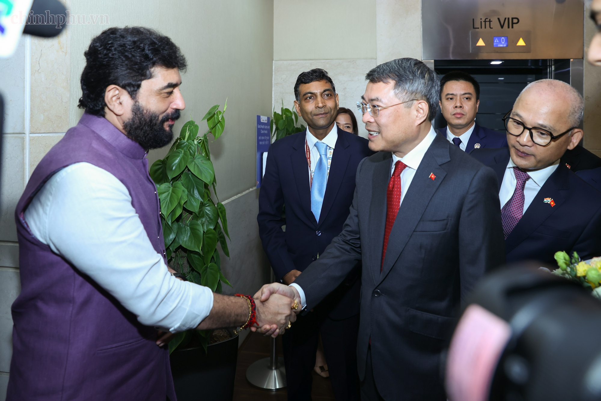 Chùm ảnh: Ấn Độ rộn ràng đón lãnh đạo thế giới dự Thượng đỉnh BRICS lần thứ 18 - Ảnh 1.