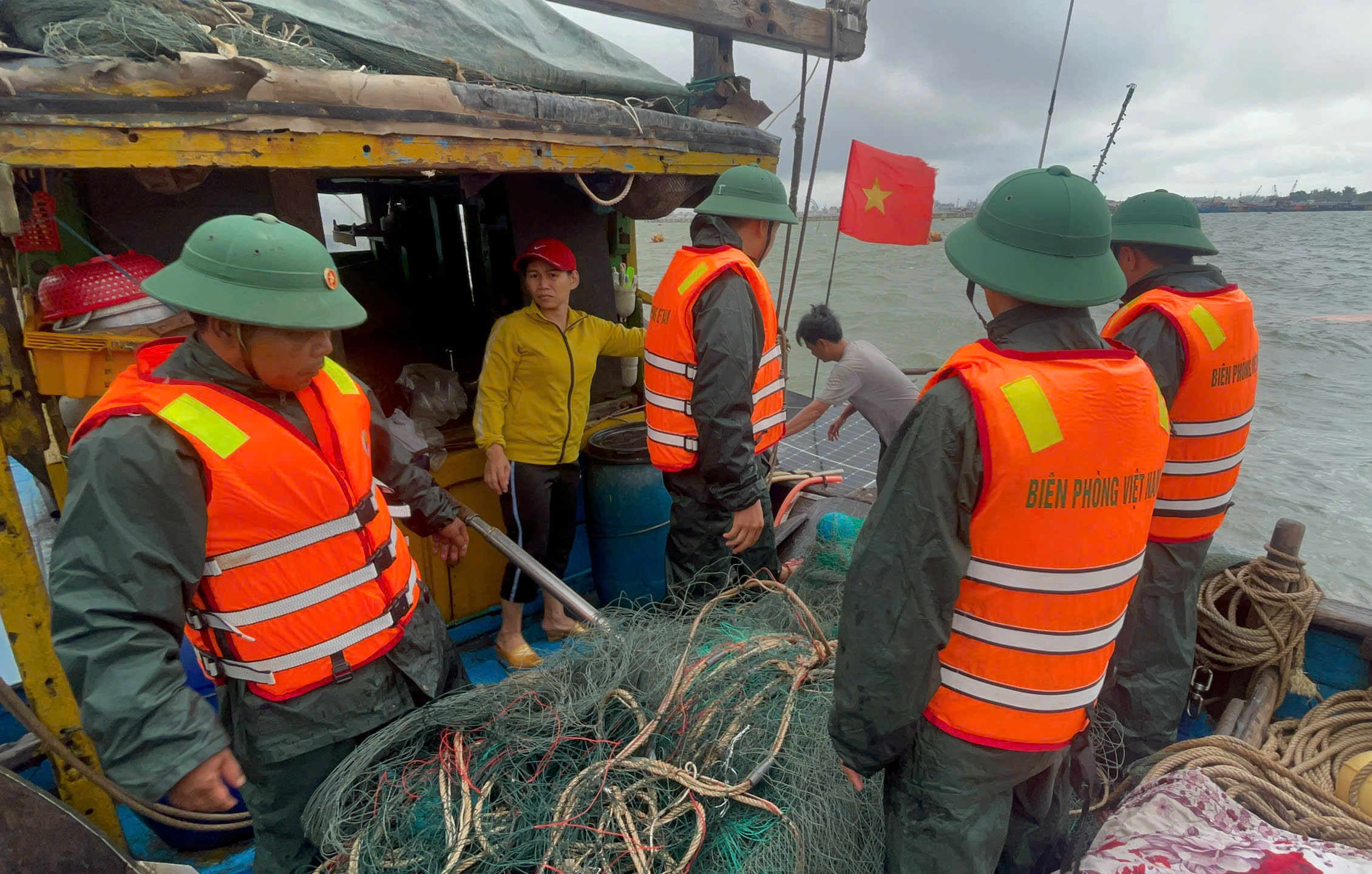 Sóng lớn đánh chìm tàu cá tại cảng cá ở Huế - Ảnh 2.
