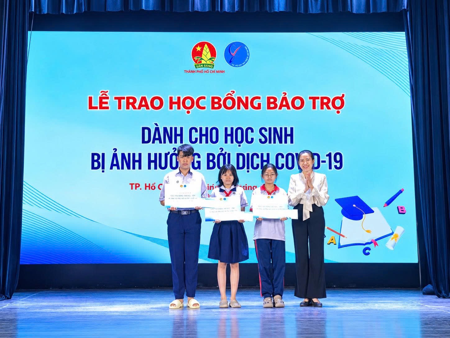 167 học sinh TP.HCM bị ảnh hưởng bởi COVID-19 nhận học bổng năm học mới - Ảnh 2.