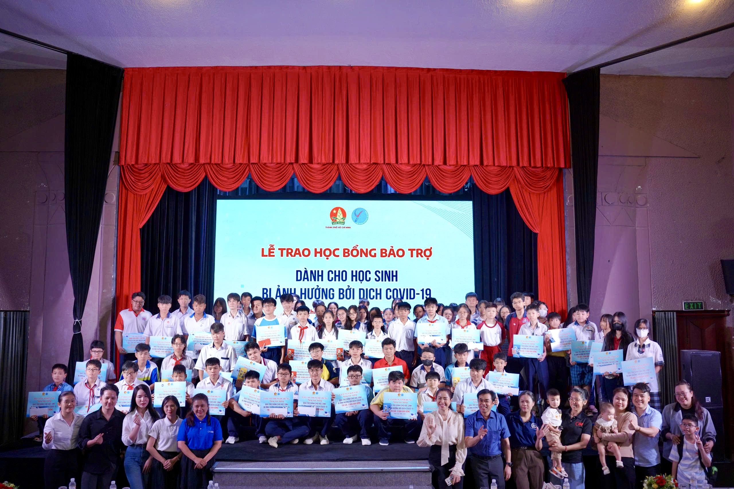 167 học sinh TP.HCM bị ảnh hưởng bởi COVID-19 nhận học bổng năm học mới - Ảnh 1.
