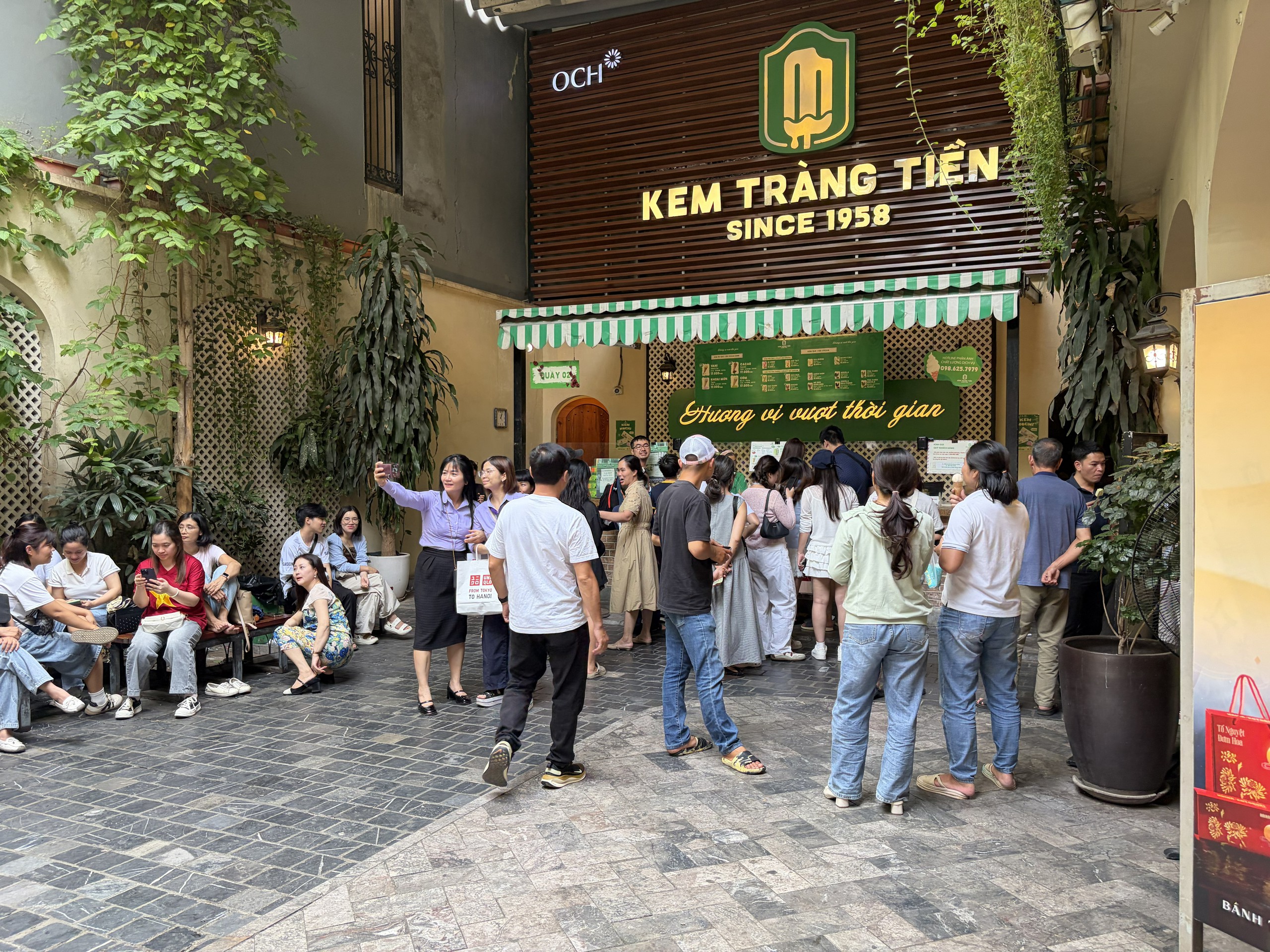 Khách nườm nượp đổ về cửa hàng kem 35 Tràng Tiền trước ngày đóng cửa - Ảnh 3.