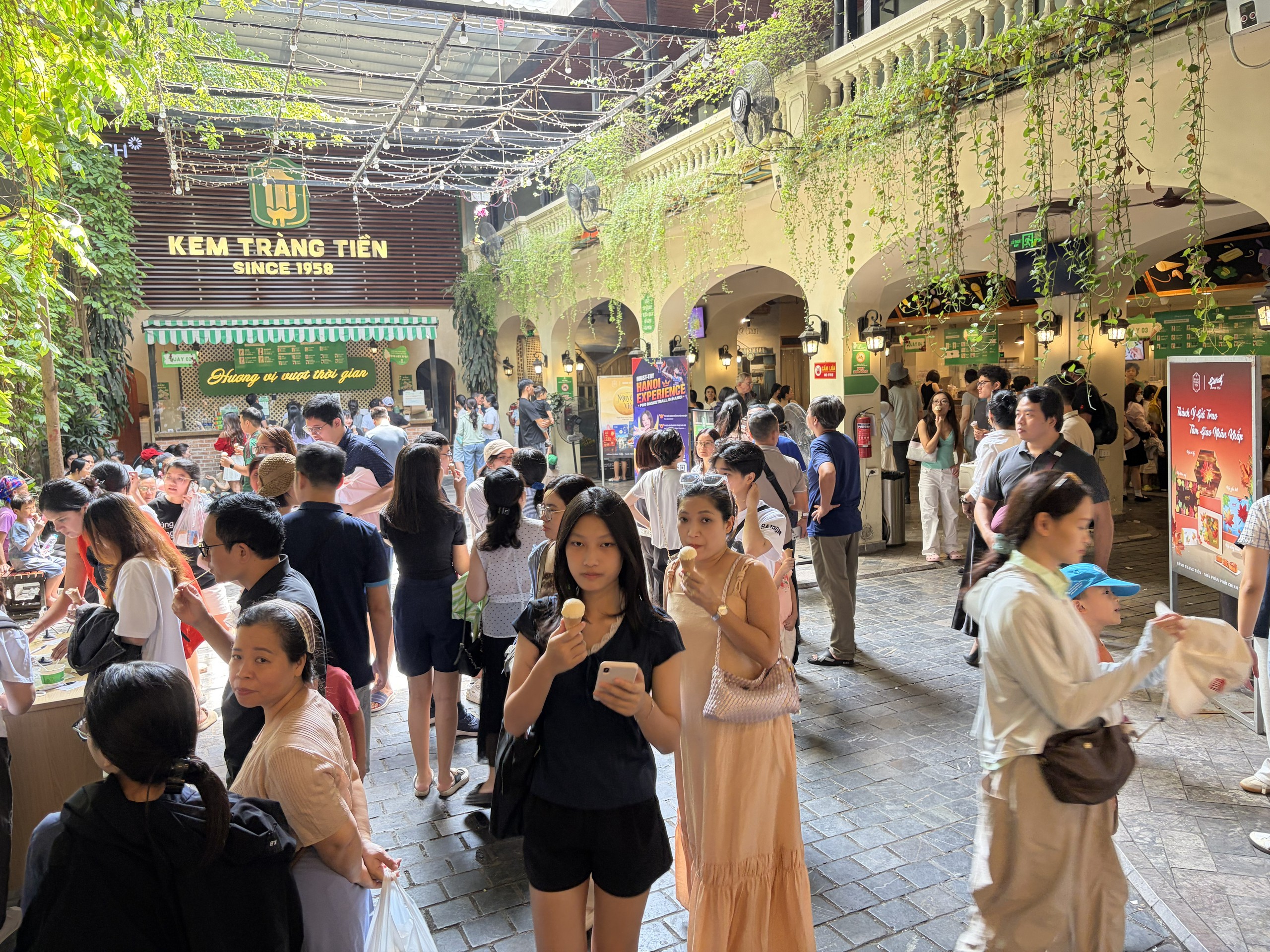 Khách nườm nượp đổ về cửa hàng kem 35 Tràng Tiền trước ngày đóng cửa - Ảnh 1.