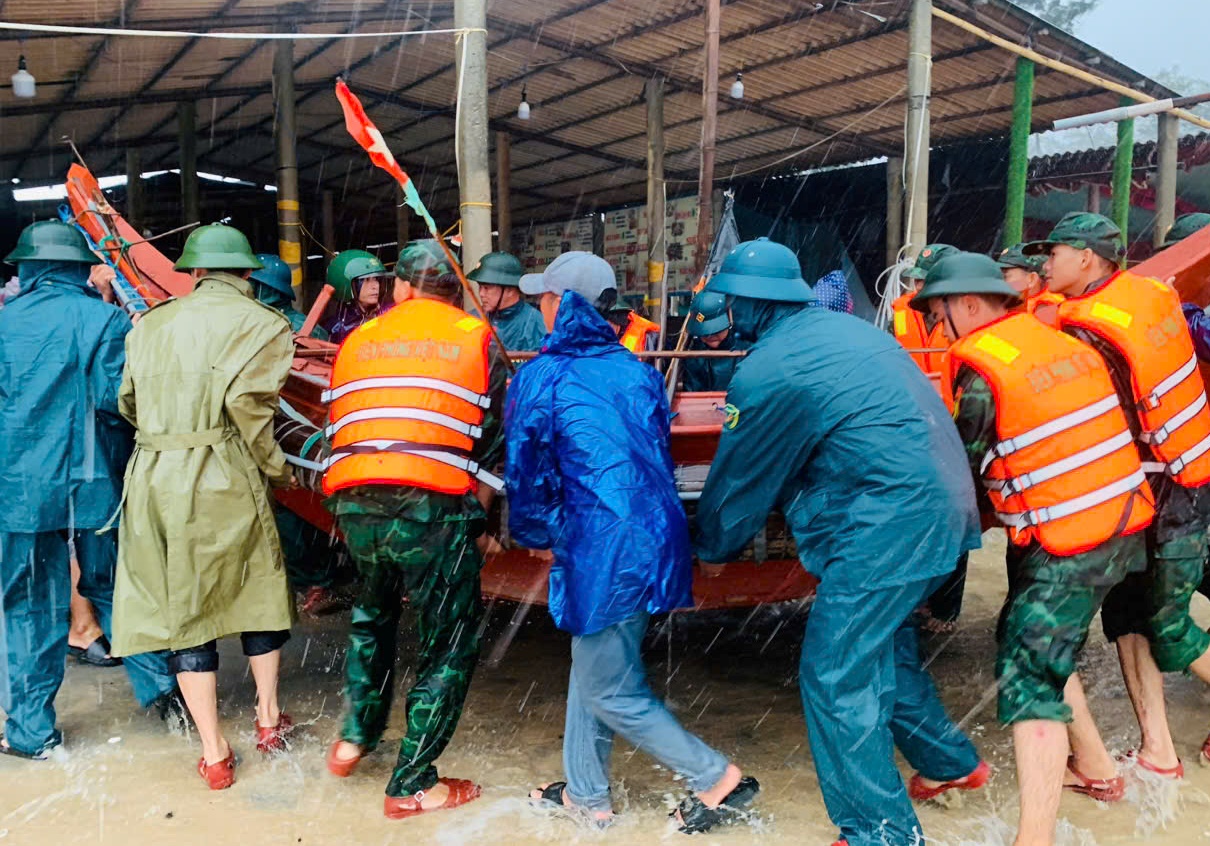 Sóng cao 2,5 m đánh liên tục vào bãi tắm Mỹ Thủy, đường bê tông nứt toác - Ảnh 1.