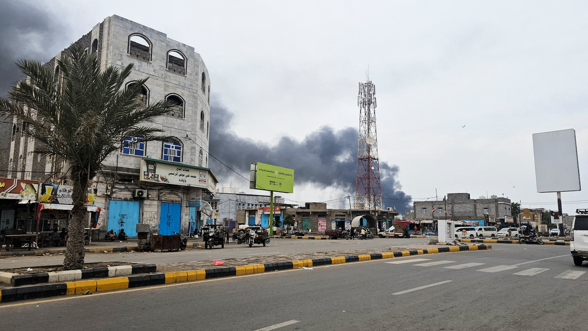 Quân đội chính phủ Yemen tung đòn phản công Houthi bên bờ Biển Đỏ - Ảnh 1.