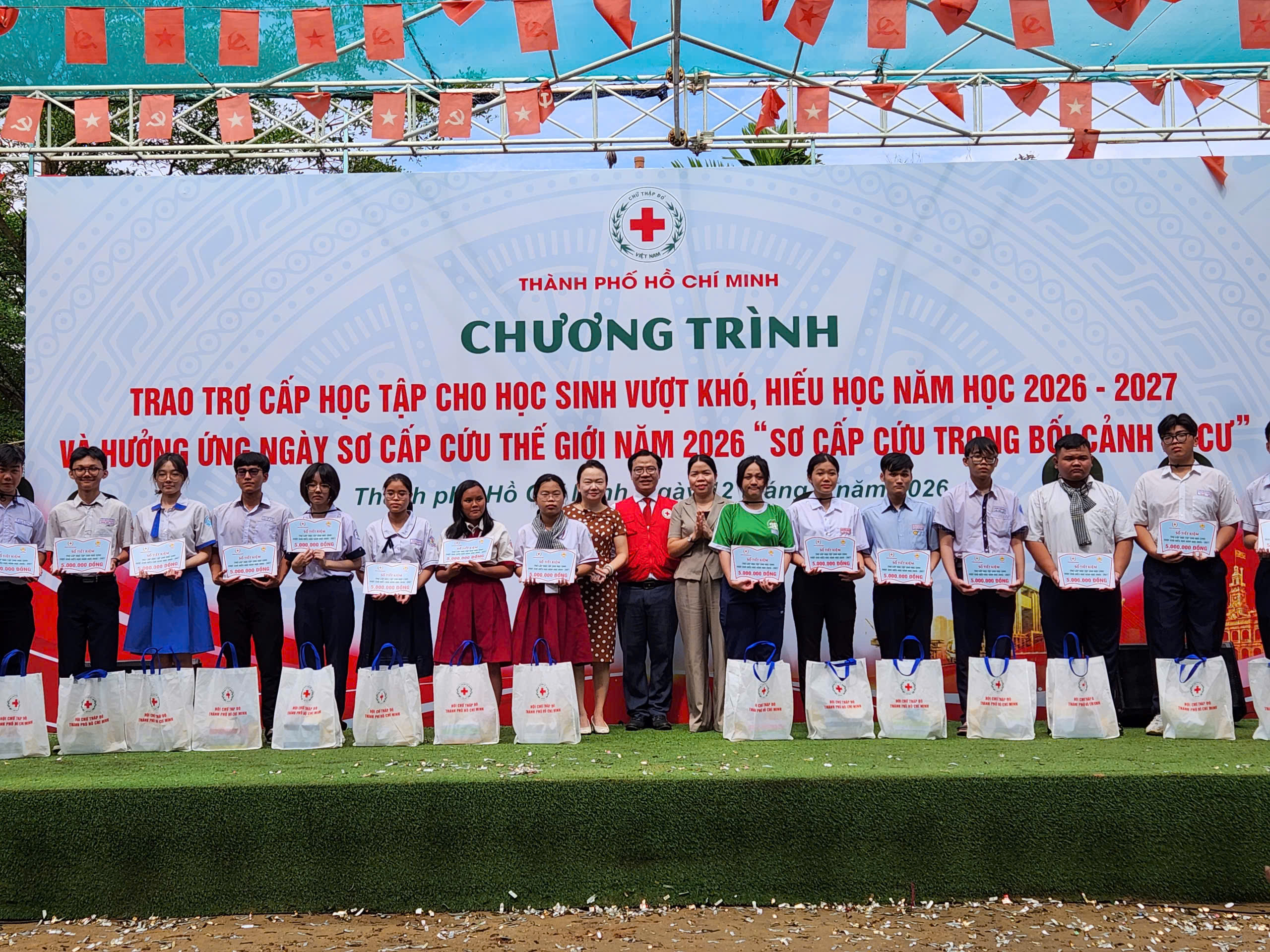 Hơn 3,2 tỉ đồng trợ cấp học tập trao đến 600 học sinh vượt khó - Ảnh 3.