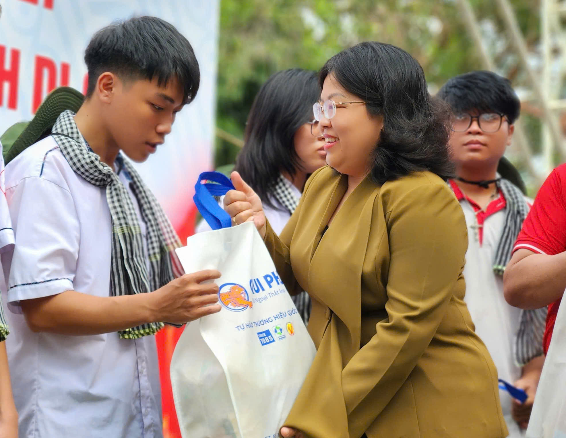 Hơn 3,2 tỉ đồng trợ cấp học tập trao đến 600 học sinh vượt khó - Ảnh 1.