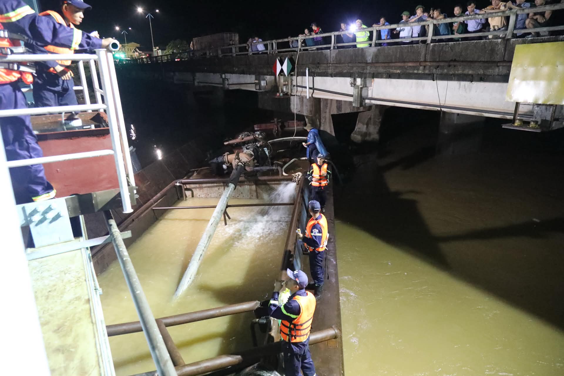 Cảnh sát và cả trăm người tham gia giải cứu cầu đường sắt bị sà lan mắc vào - Ảnh 2.