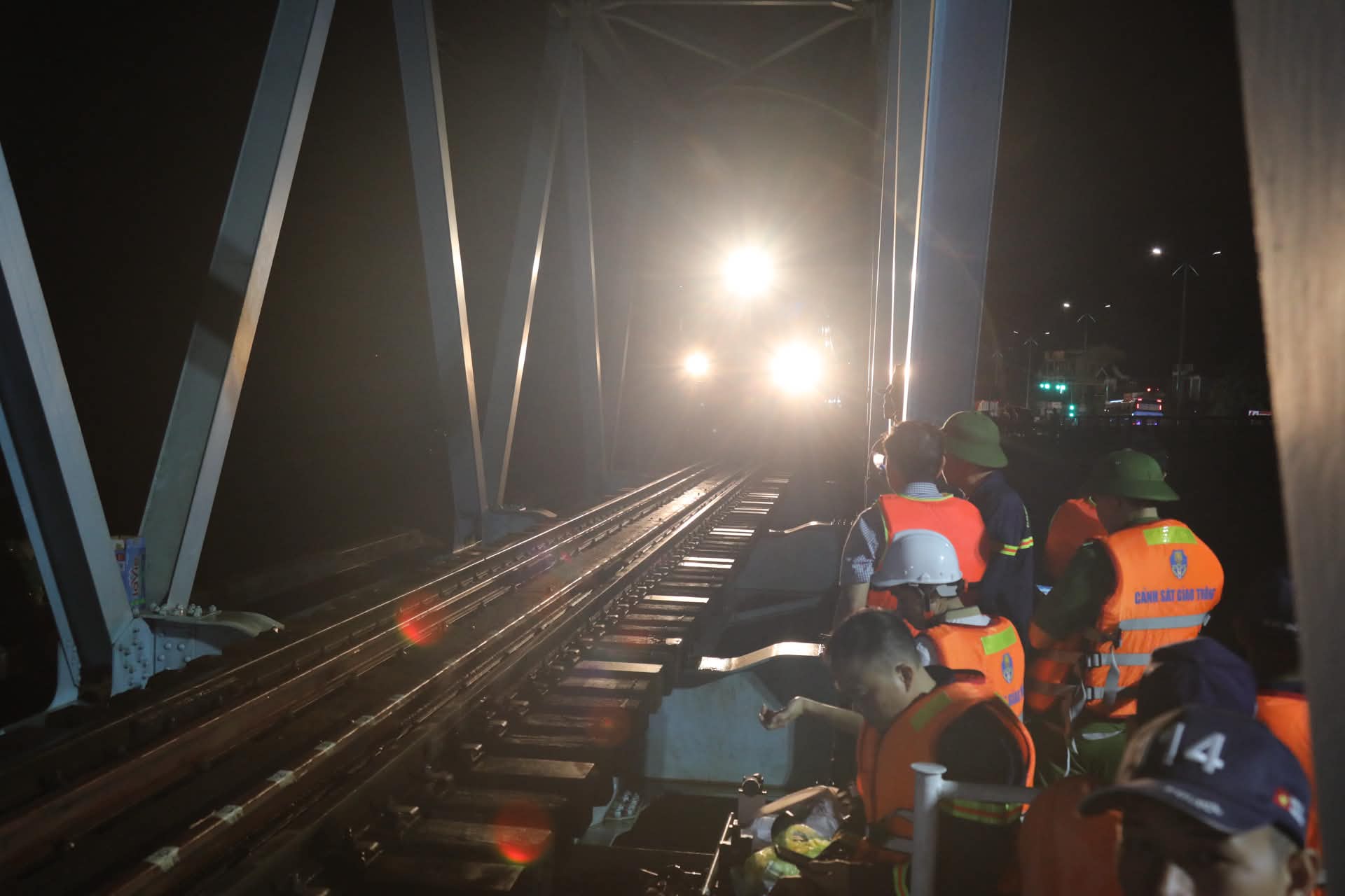 Cảnh sát và cả trăm người tham gia giải cứu cầu đường sắt bị sà lan mắc vào - Ảnh 3.