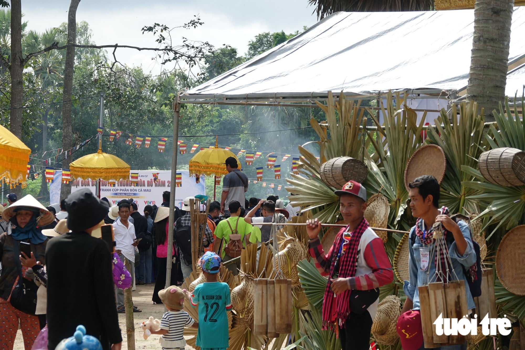 Thousands flock to traditional ox race, floating market festival in Vietnam’s Mekong Delta - Ảnh 4.