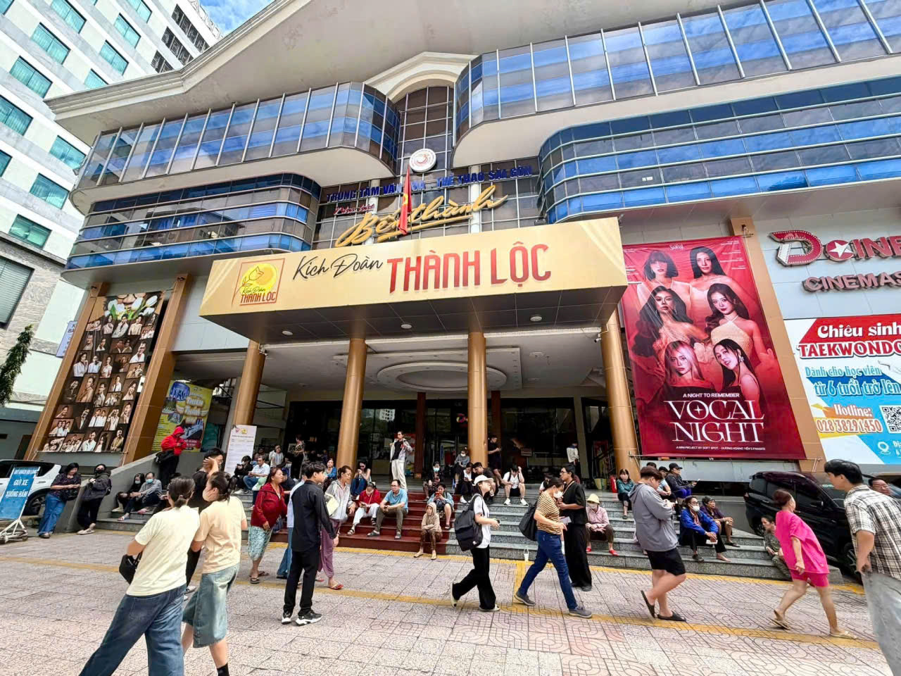 Kịch đoàn Thành Lộc hoàn tất treo bảng hiệu ở Nhà hát Bến Thành, gọi tên mức vé theo loài hoa - Ảnh 1.