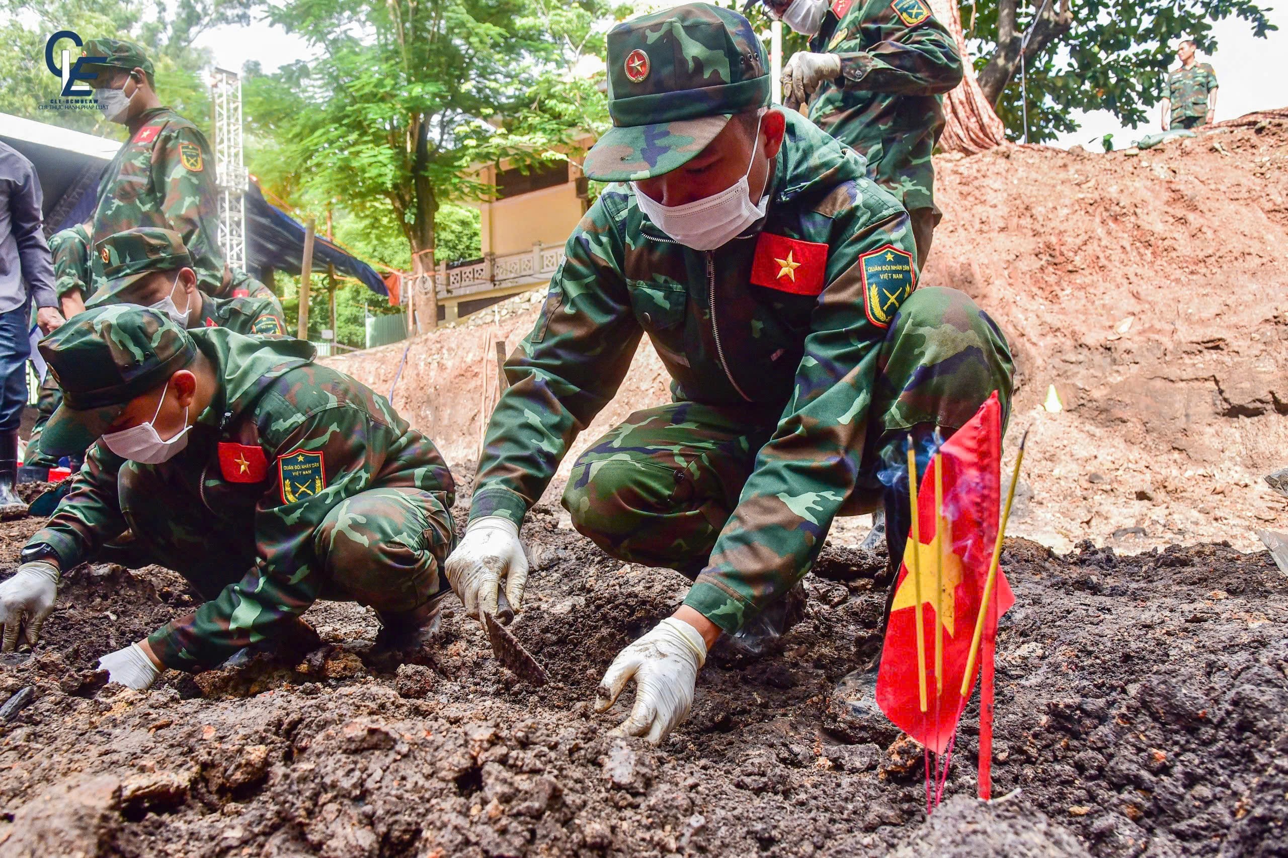 Ngày 13-9: Tìm thêm 11 hài cốt liệt sĩ tại rãnh chôn mới, đã thấy 627 bộ ở công viên Lê Thị Riêng - Ảnh 1.