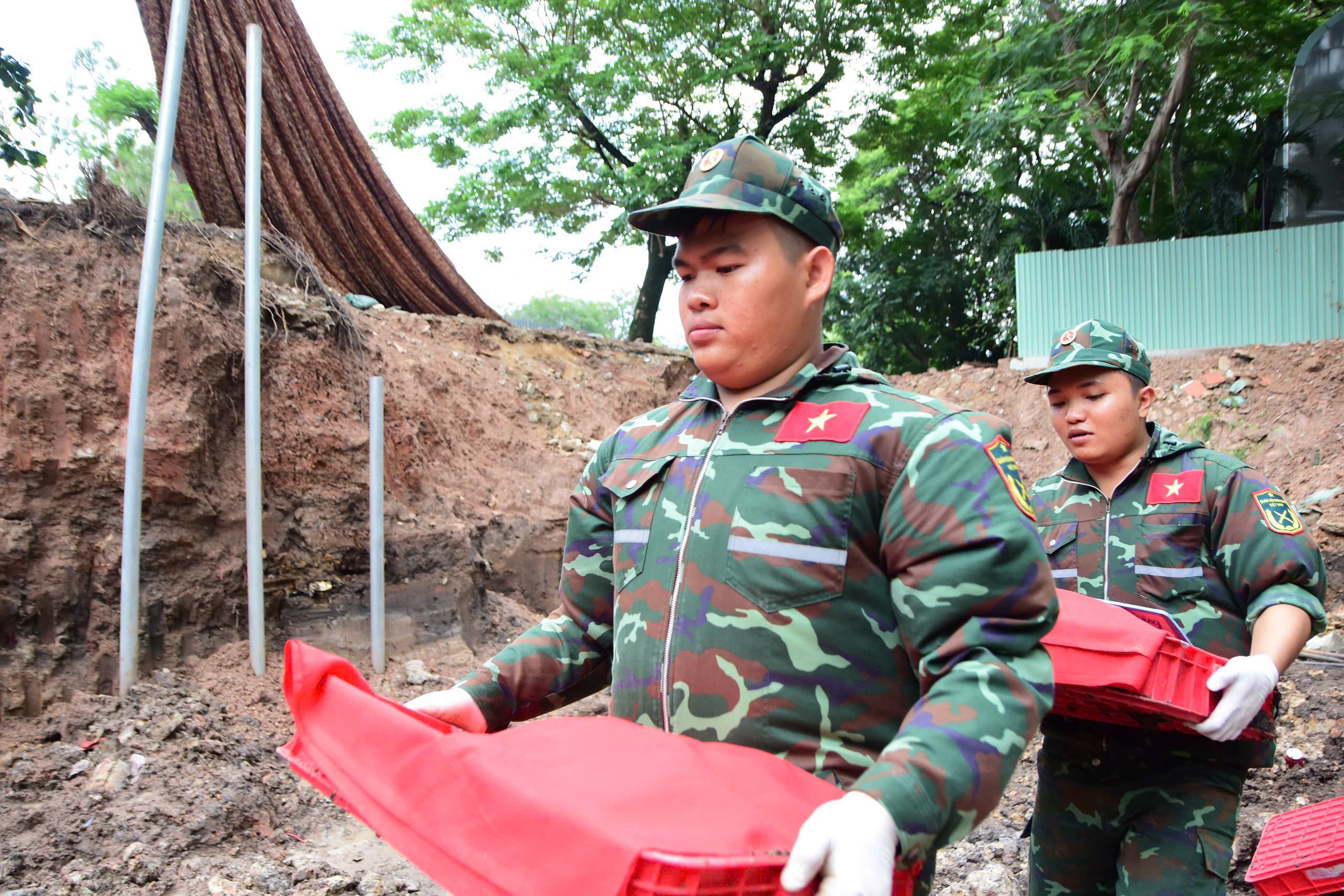 Ngày 13-9: Tìm thêm 11 hài cốt liệt sĩ tại rãnh chôn mới, đã thấy 627 bộ ở công viên Lê Thị Riêng - Ảnh 3.
