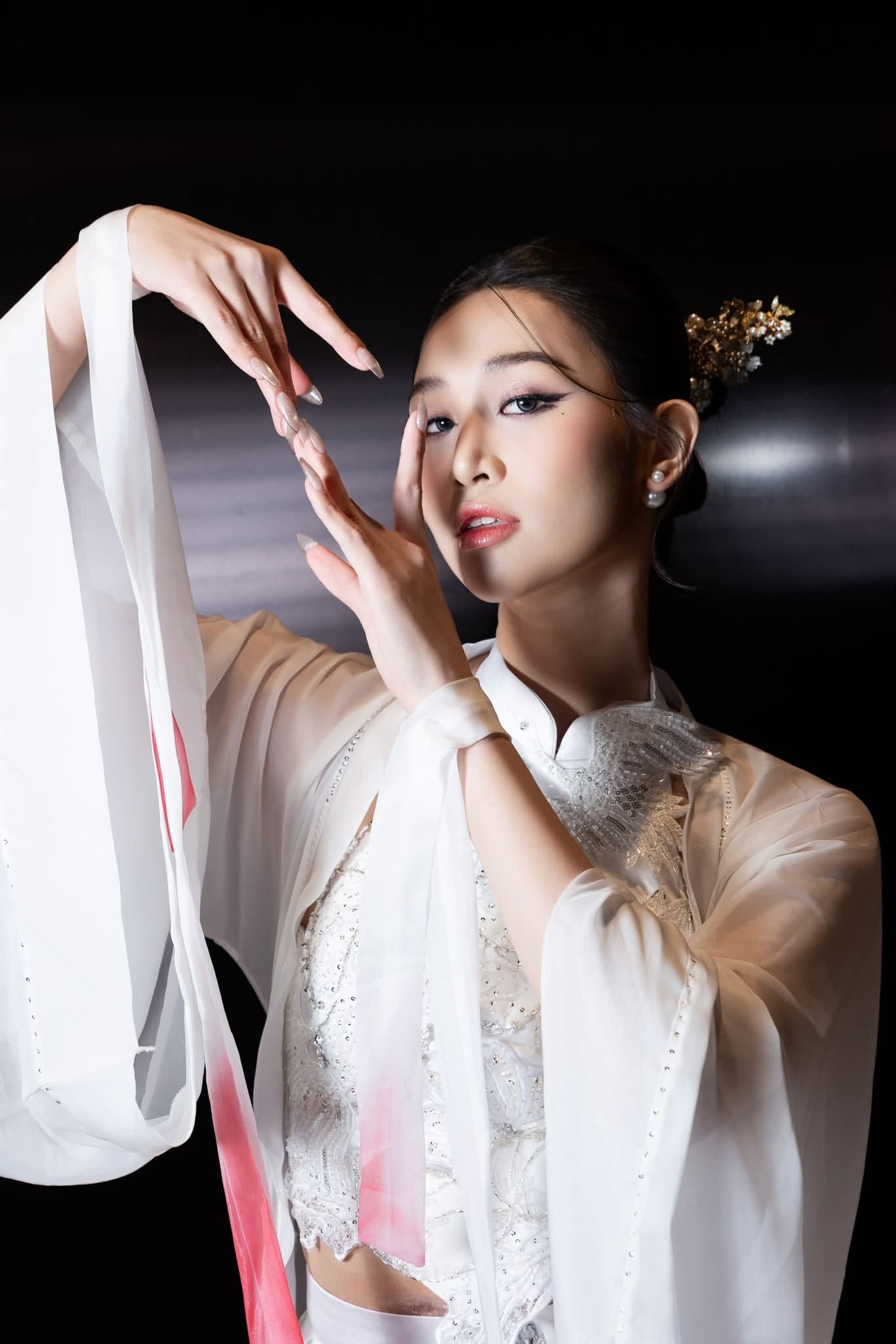 Minh Anh mang mùa bướm Cúc Phương lên sân khấu Miss International Queen - Ảnh 4.