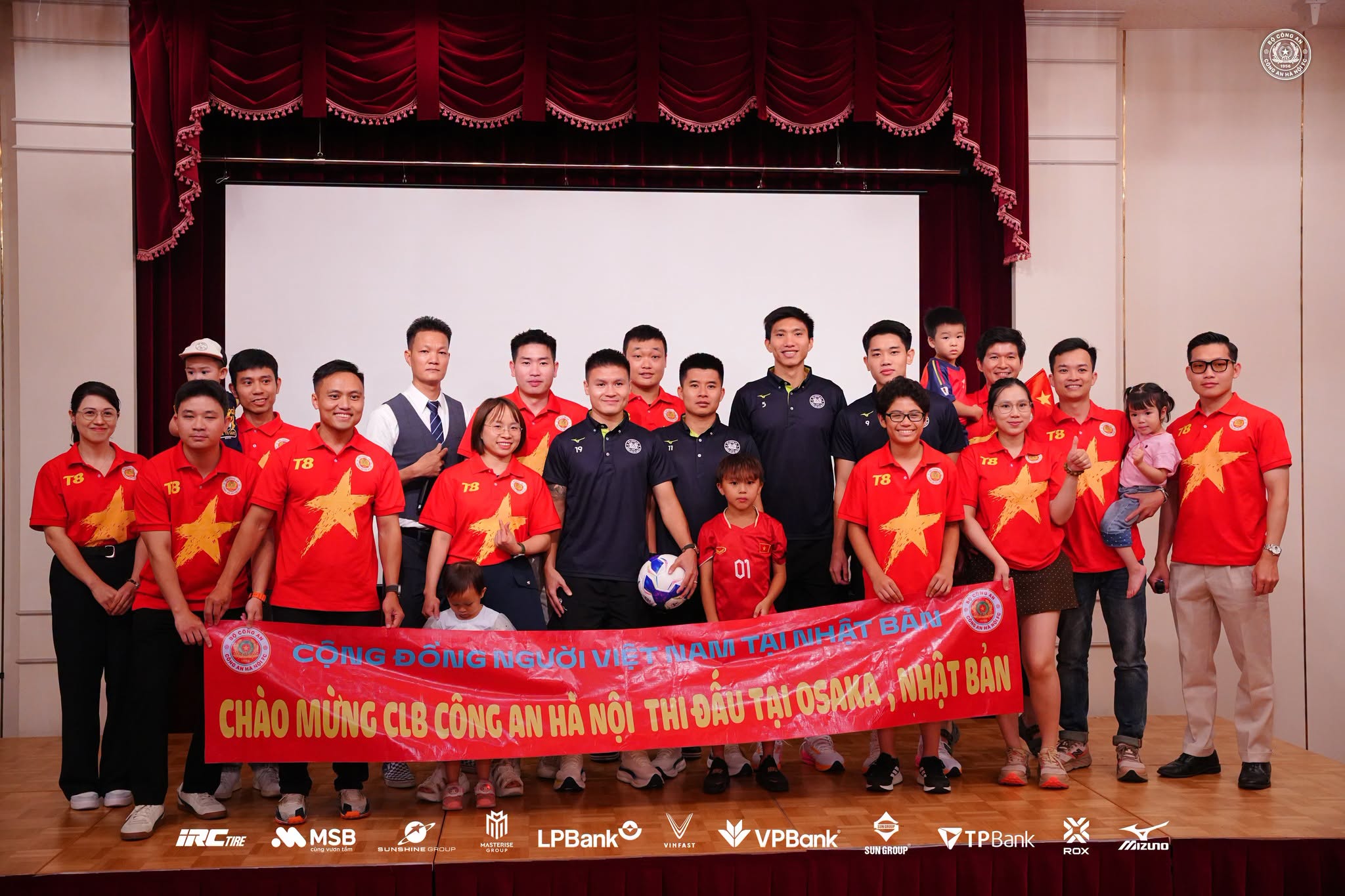 Các cầu thủ CLB Công An Hà Nội chụp ảnh lưu niệm với các CĐV tại Osaka - Ảnh: CAHNFC