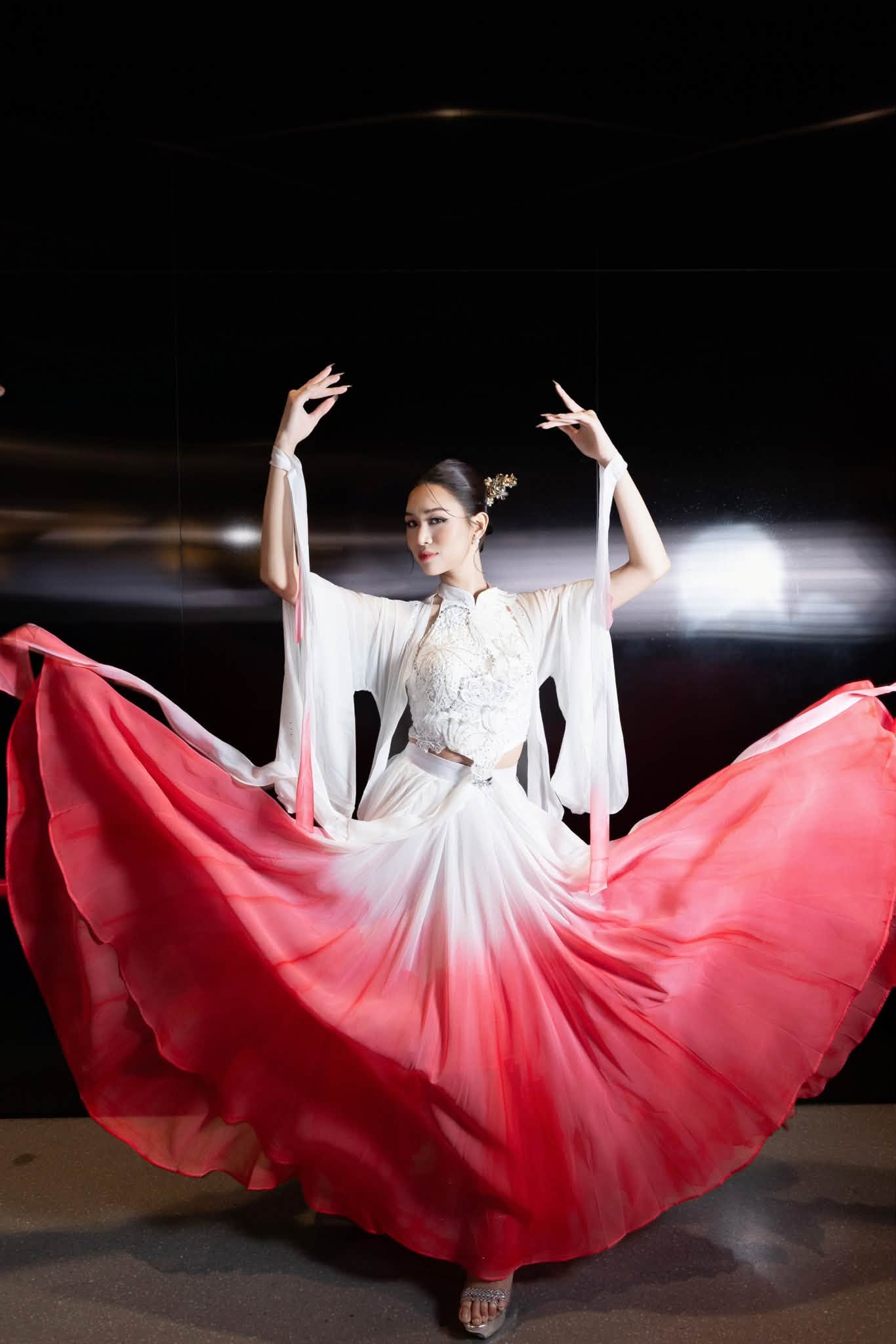 Minh Anh mang mùa bướm Cúc Phương lên sân khấu Miss International Queen - Ảnh 3.