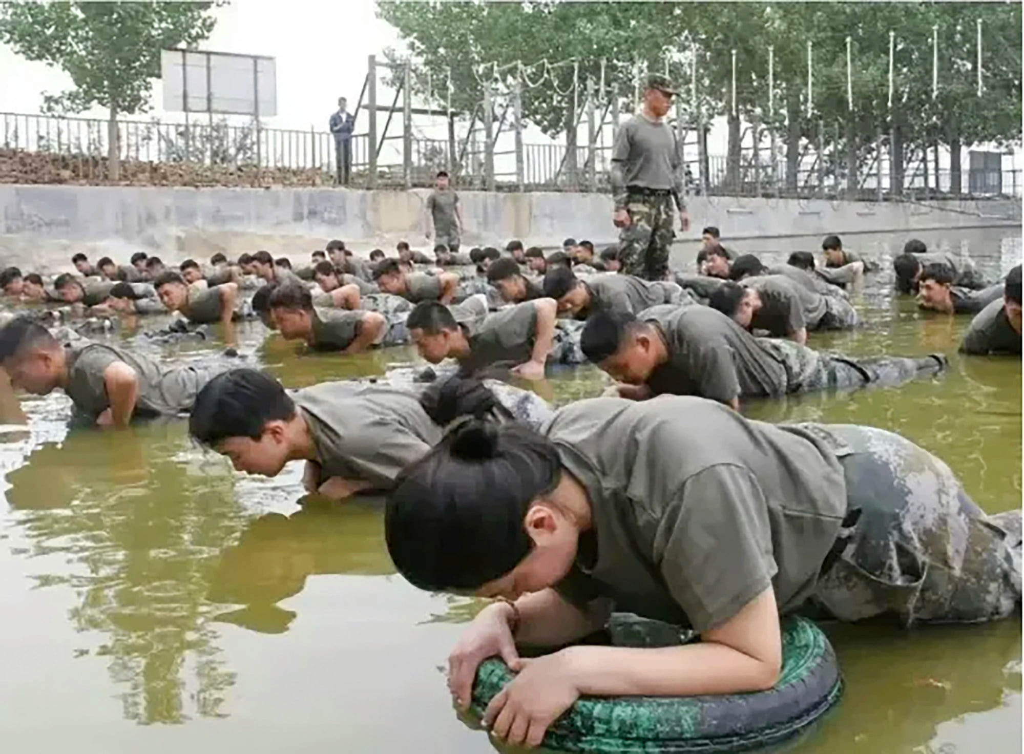 Chuỗi trà sữa đào tạo nhân viên như quân đội: Thu điện thoại, gấp chăn vuông - Ảnh 1.