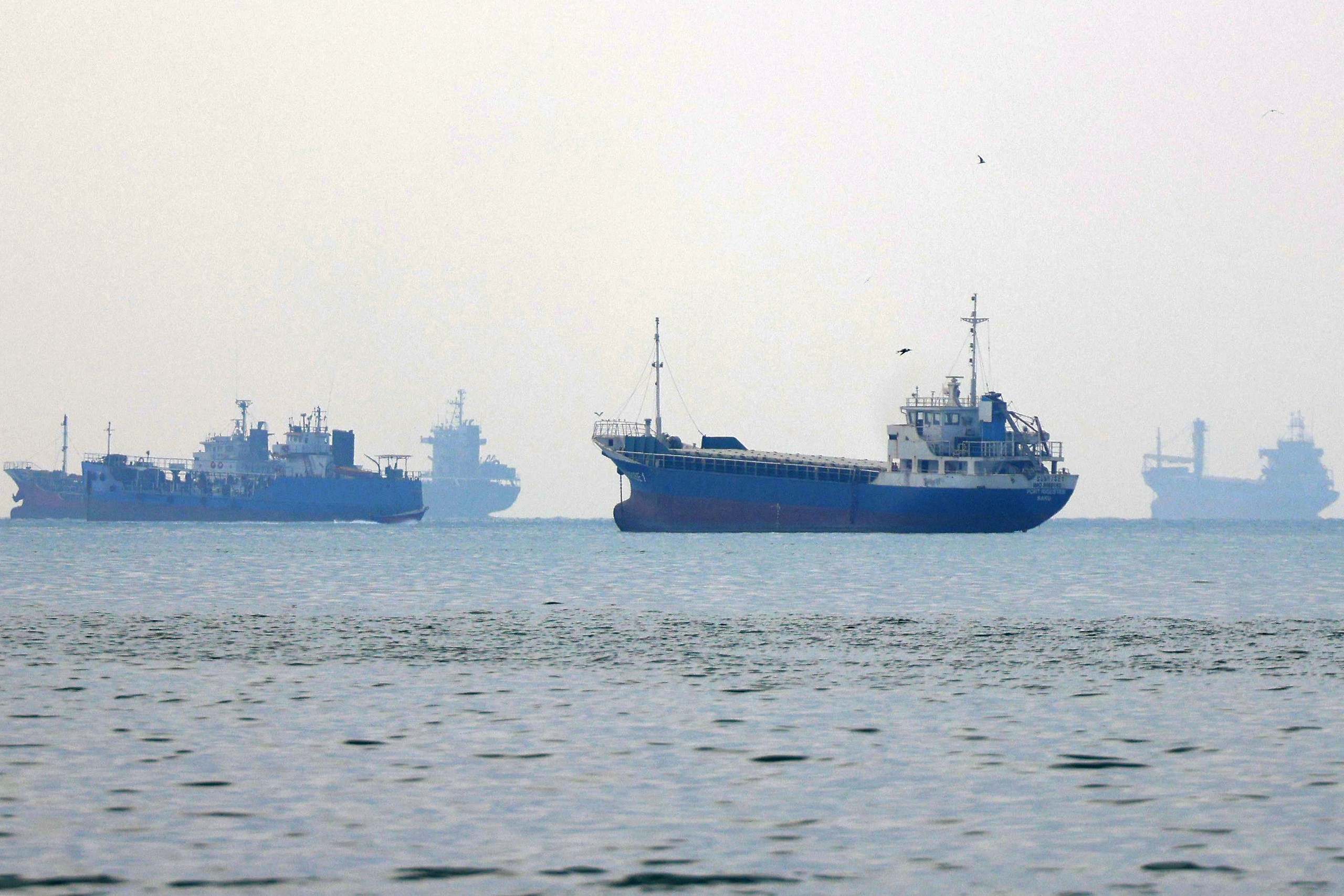 Tàu thương mại Iran bị tấn công tại eo biển Hormuz, 1 người thiệt mạng - Ảnh 1.