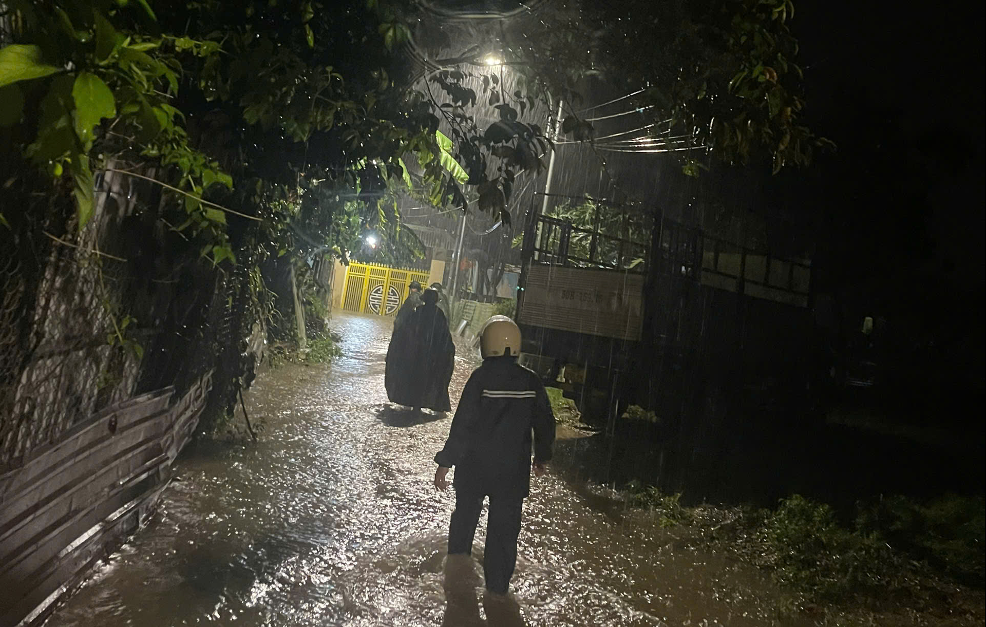 Mưa lớn đang dịch chuyển ra phía Bắc Đà Nẵng - Ảnh 1.