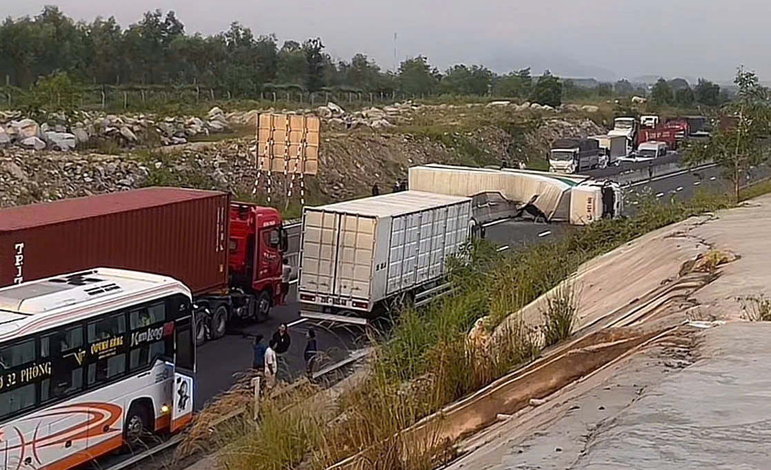 Xe tải lật chắn ngang cao tốc Vĩnh Hảo - Phan Thiết, tạm đóng xe vào ở hai nút giao - Ảnh 1.