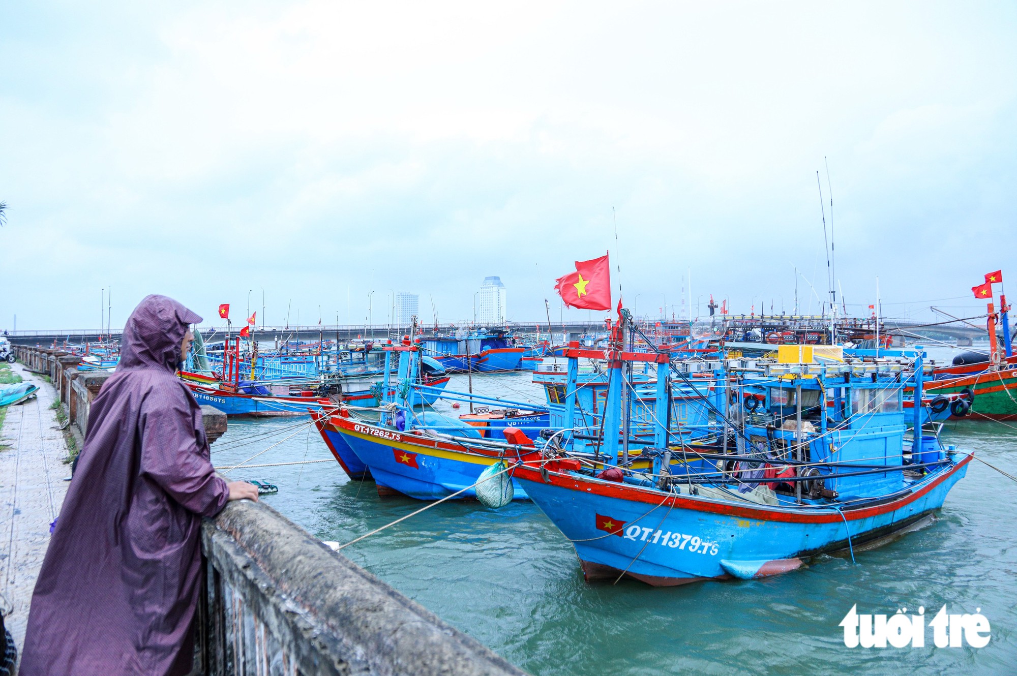 Ngư dân Quảng Trị đưa tàu thuyền vào sông Nhật Lệ tránh áp thấp nhiệt đới - Ảnh 5.