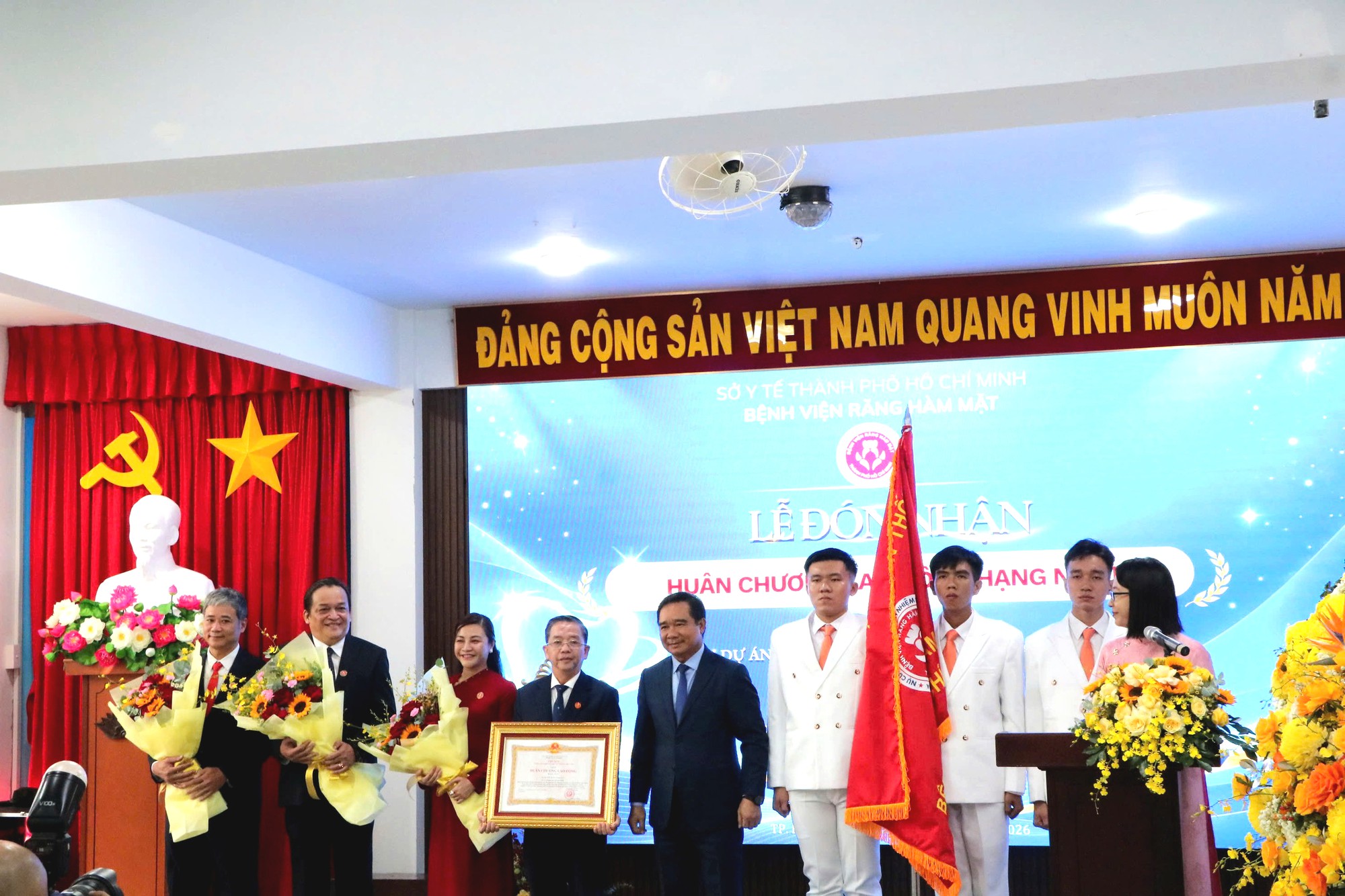 Chủ tịch UBND TP.HCM: Máy móc hiện đại đến đâu cũng không thay thế được người thầy thuốc - Ảnh 2.