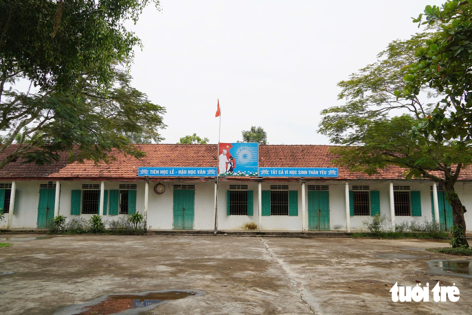 Cận cảnh lớp học 28 năm phải căng bạt, giám đốc sở mục sở thị 'giật mình' - Ảnh 3.