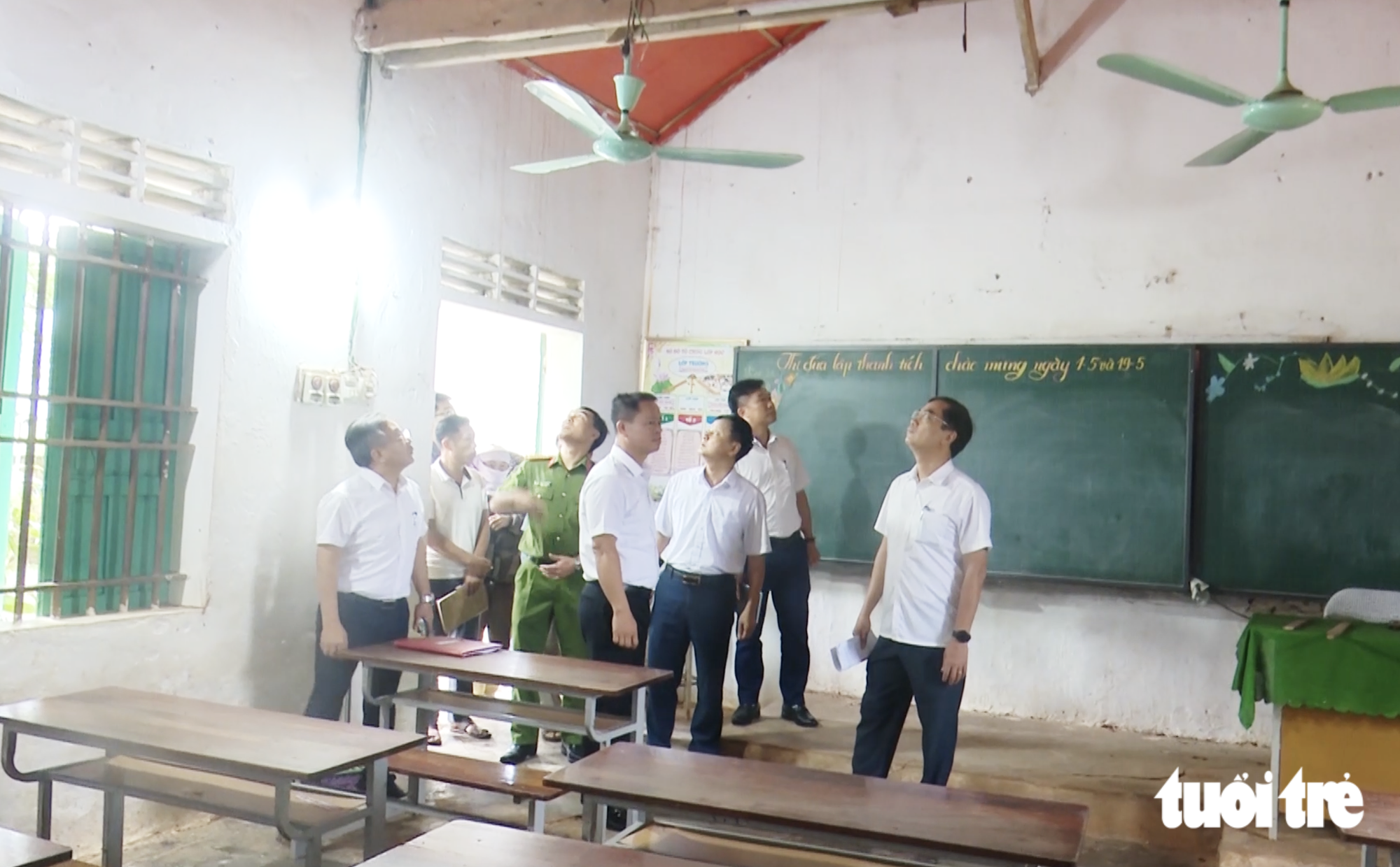 Cận cảnh lớp học 28 năm phải căng bạt, giám đốc sở mục sở thị 'giật mình' - Ảnh 7.