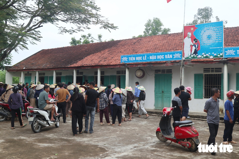 Cận cảnh lớp học 28 năm phải căng bạt, giám đốc sở mục sở thị 'giật mình' - Ảnh 10.