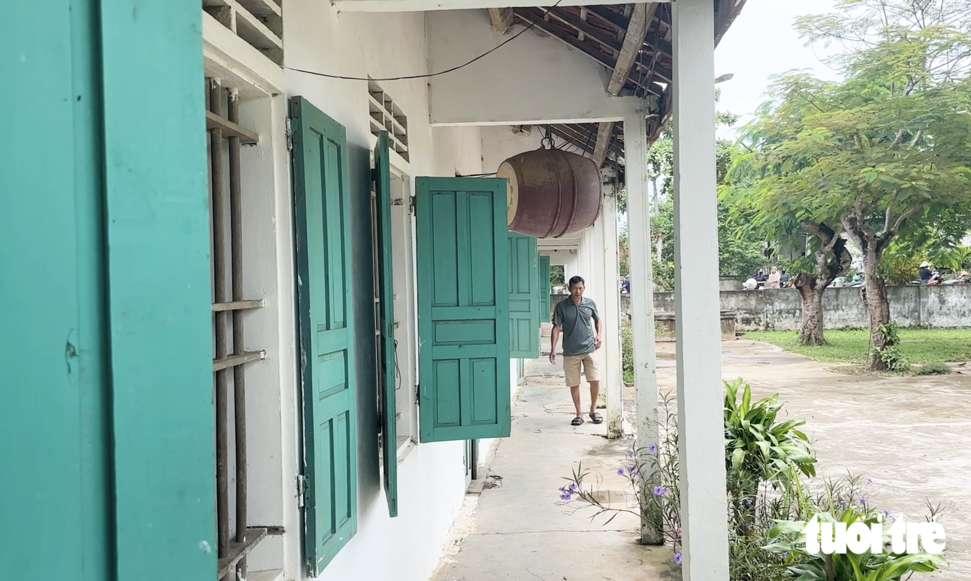 Cận cảnh lớp học 28 năm phải căng bạt, giám đốc sở mục sở thị 'giật mình' - Ảnh 6.