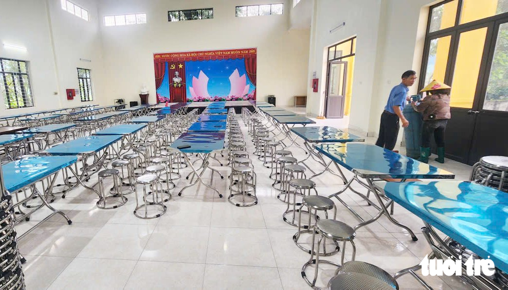 Cận cảnh lớp học 28 năm phải căng bạt, giám đốc sở mục sở thị 'giật mình' - Ảnh 12.