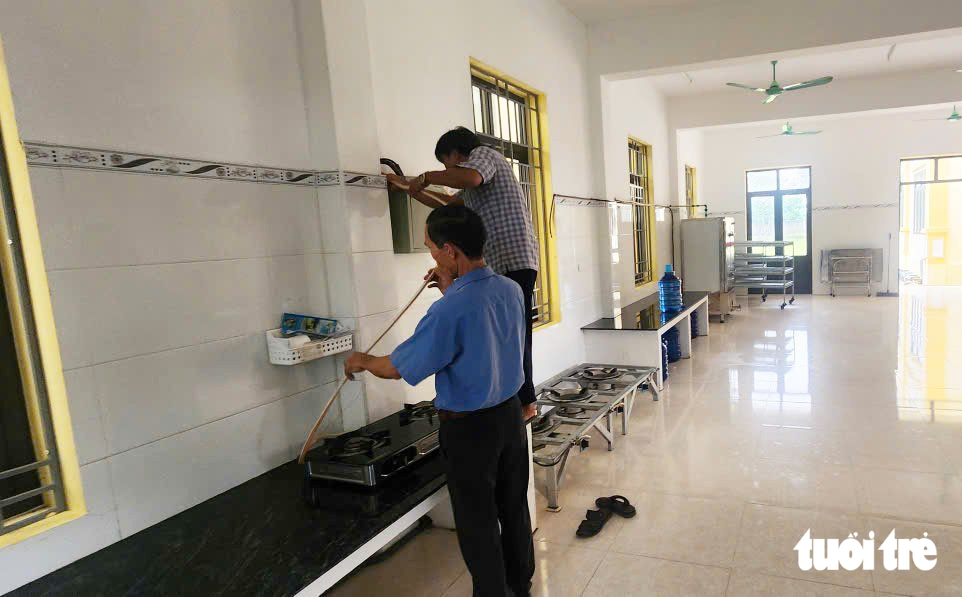Cận cảnh lớp học 28 năm phải căng bạt, giám đốc sở mục sở thị 'giật mình' - Ảnh 14.
