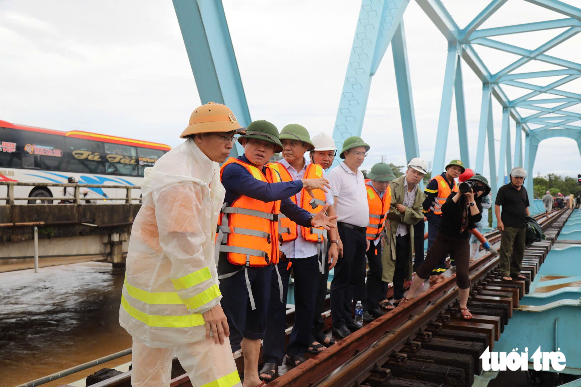 Cảnh sát và cả trăm người tham gia giải cứu cầu đường sắt bị sà lan mắc vào - Ảnh 4.