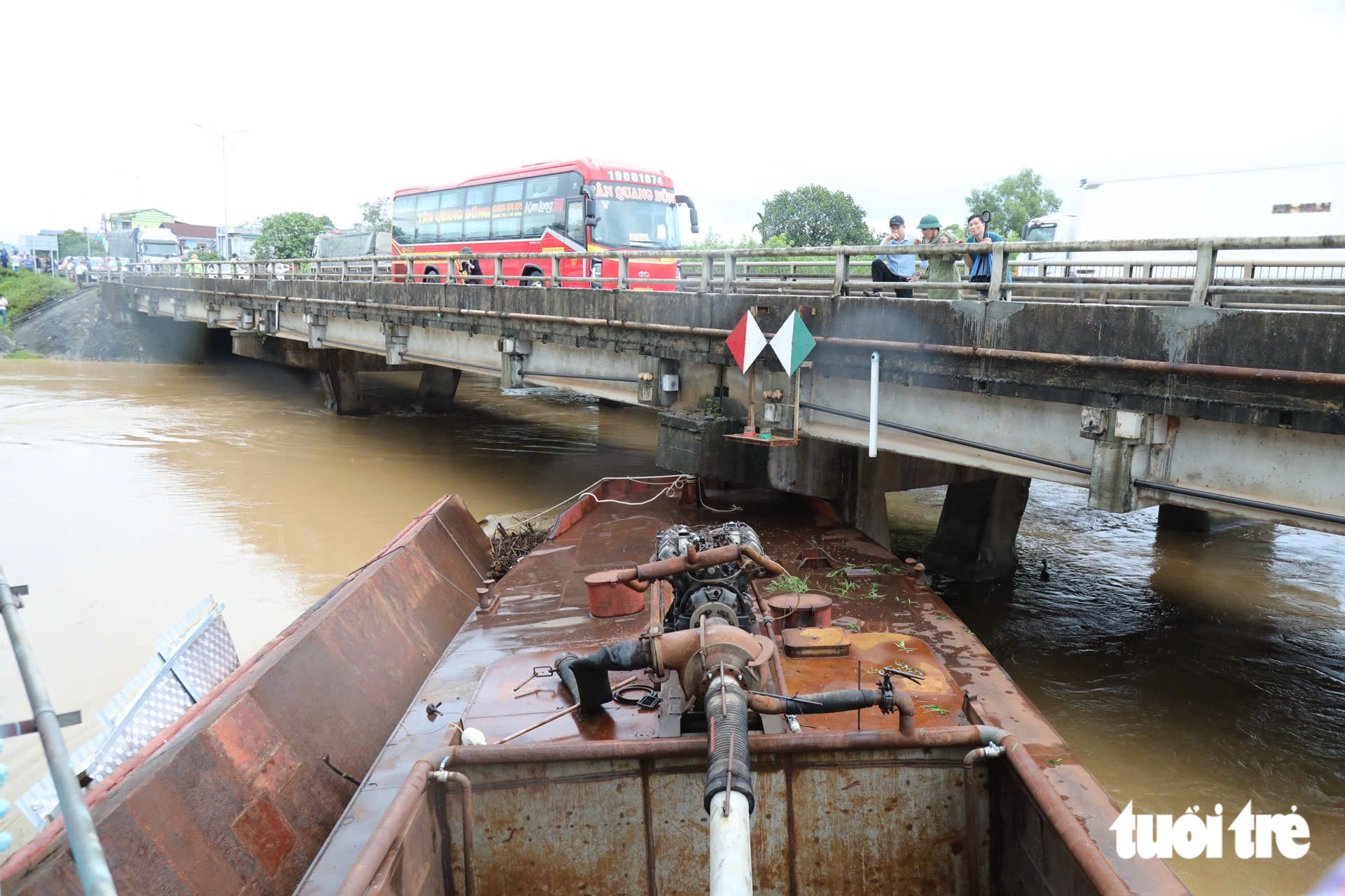 Cảnh sát và cả trăm người tham gia giải cứu cầu đường sắt bị sà lan mắc vào - Ảnh 7.