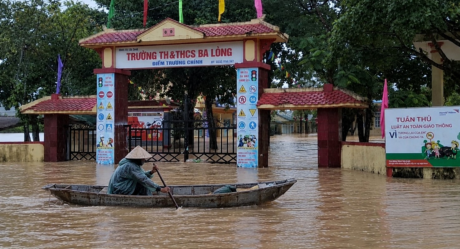 Nơi nào có ngập lụt hoặc sạt lở, học sinh Quảng Trị có thể nghỉ học - Ảnh 1.