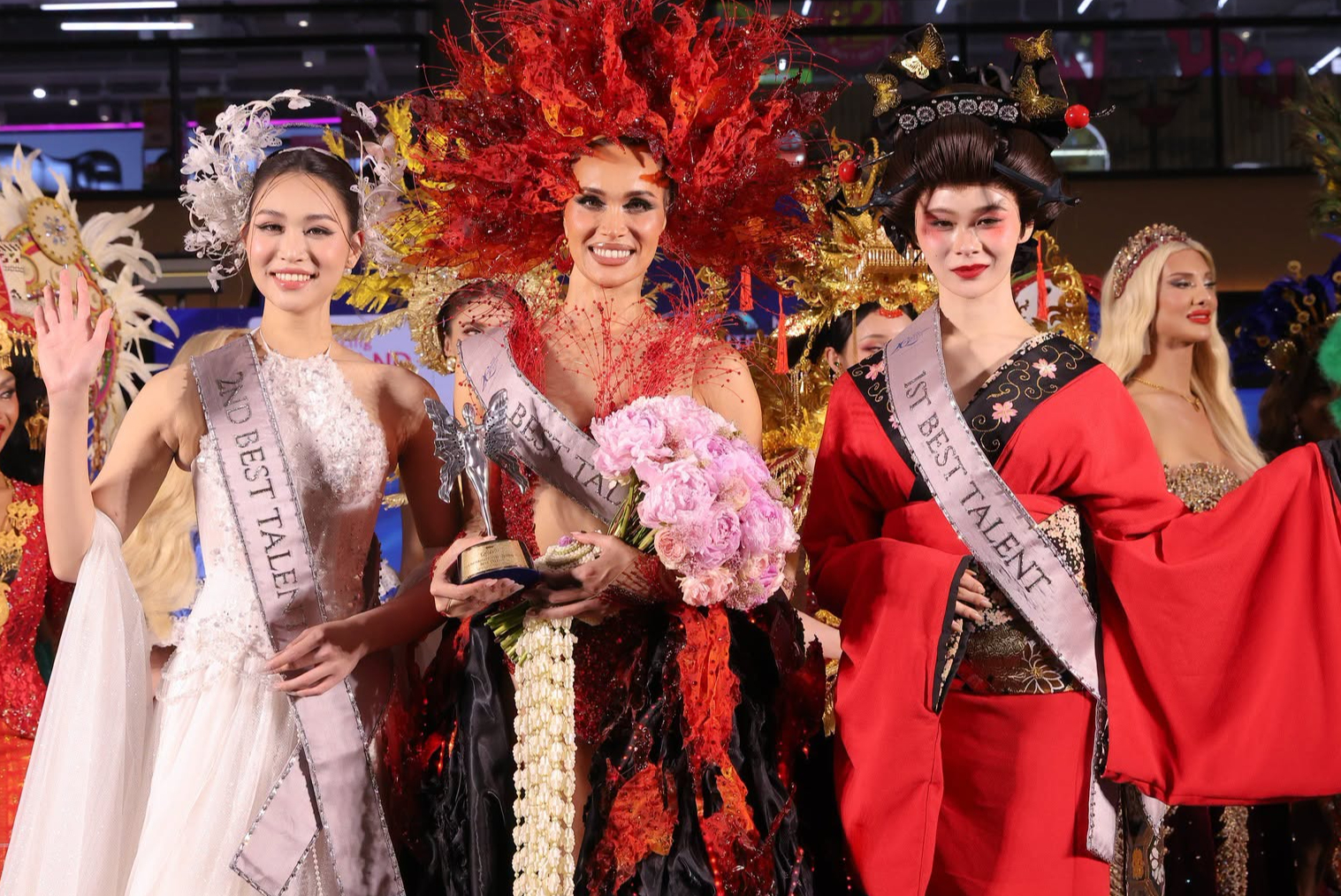 Minh Anh mang mùa bướm Cúc Phương lên sân khấu Miss International Queen - Ảnh 1.