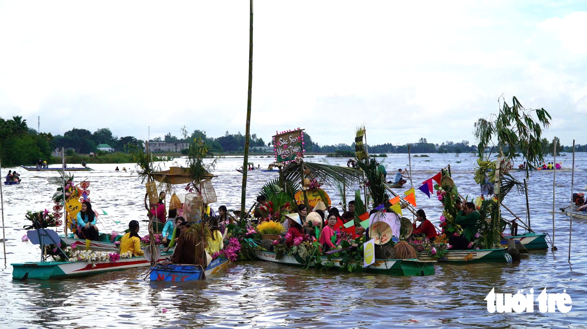 Thousands flock to traditional ox race, floating market festival in Vietnam’s Mekong Delta - Ảnh 8.
