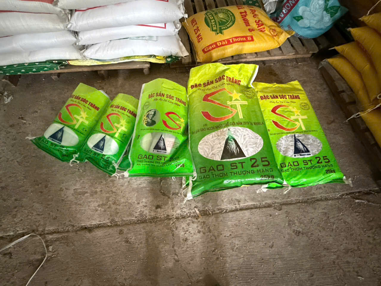 Công an khởi tố vụ gạo ST25 giả ở An Giang - Ảnh 1.