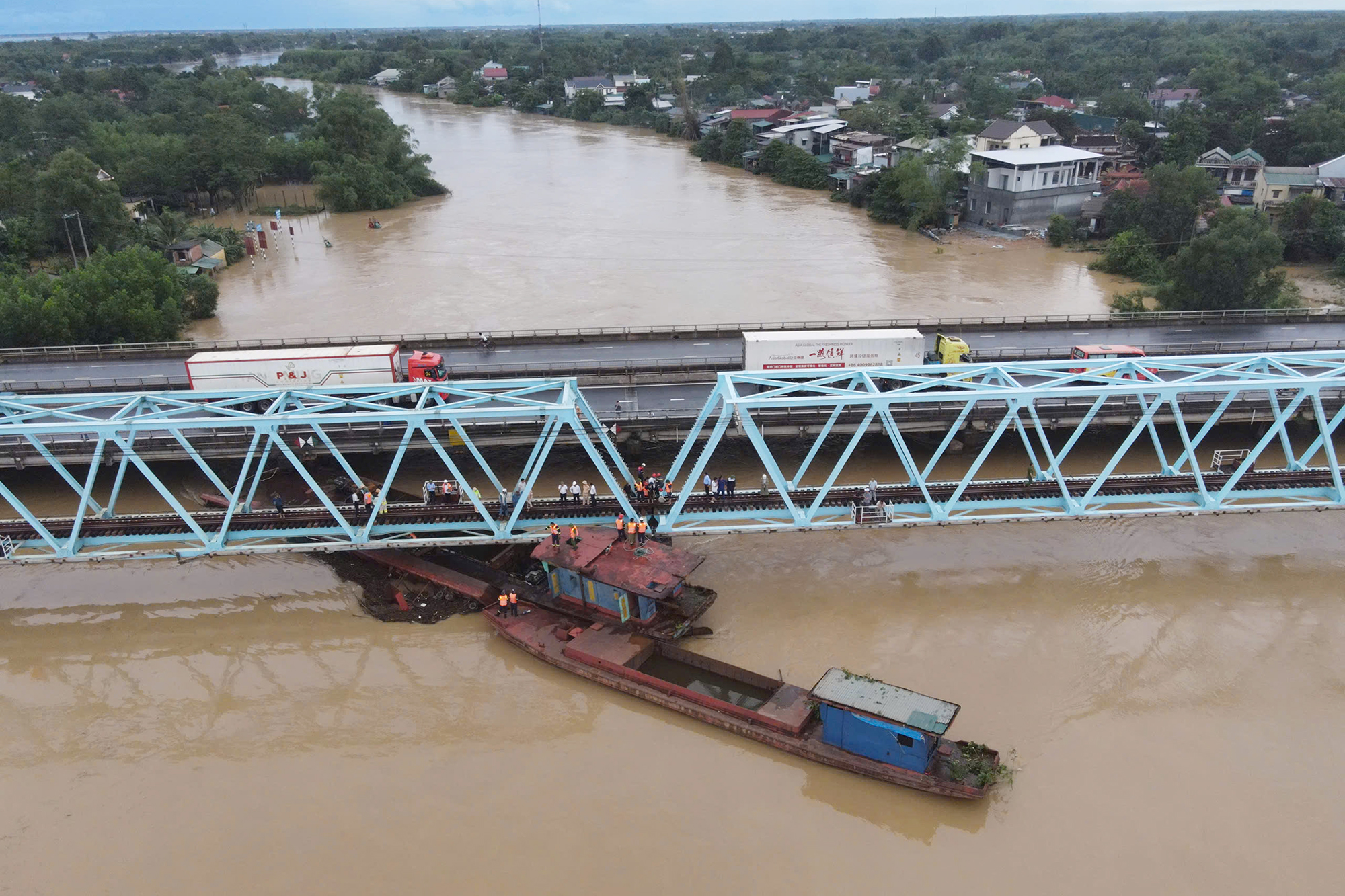 Hoàn lưu áp thấp nhiệt đới gây mưa lớn từ Hà Tĩnh ra đồng bằng Bắc Bộ, có nơi trên 500mm - Ảnh 2.