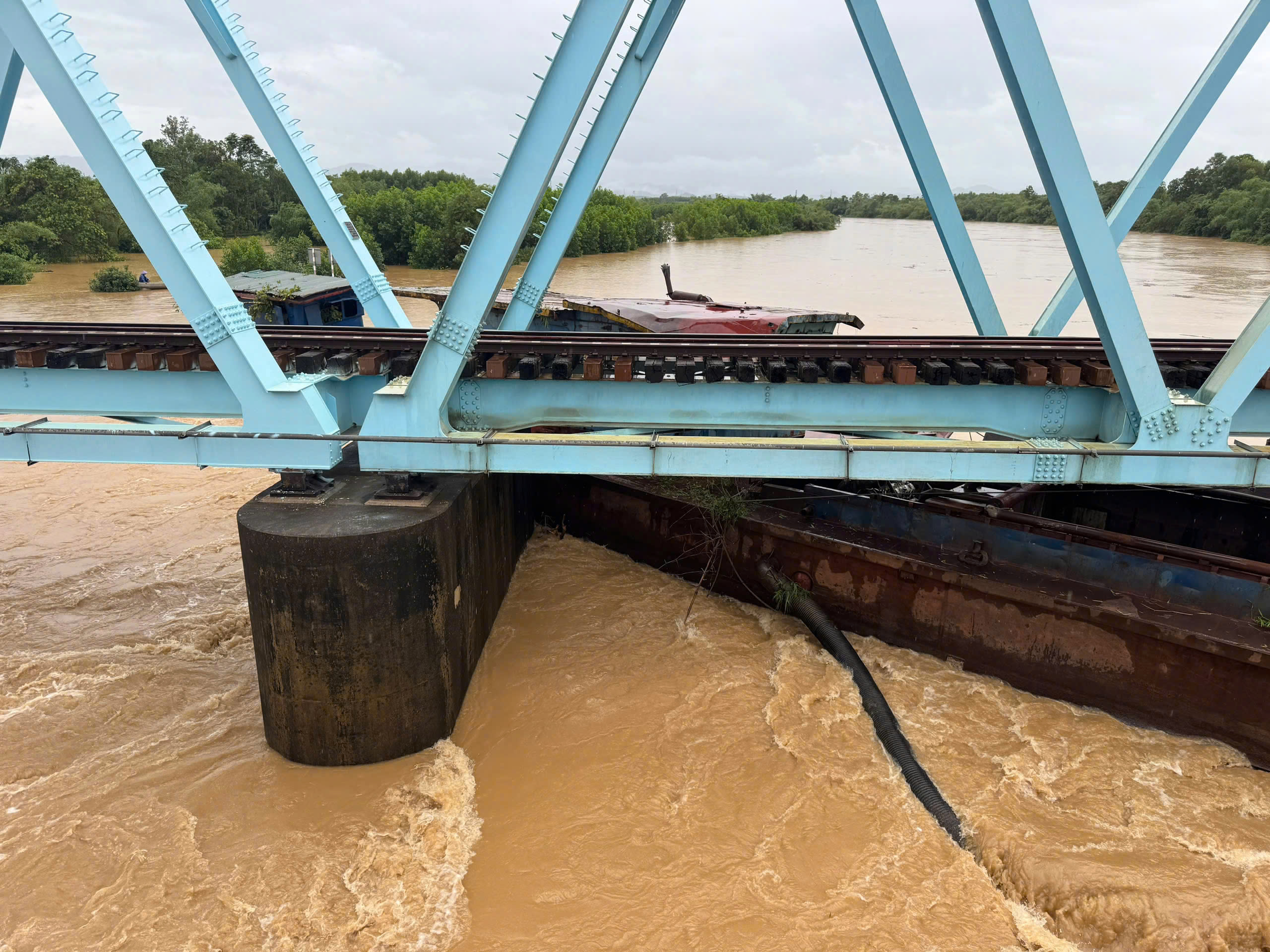 Cầu đường sắt Mỹ Chánh gặp nguy vì 3 sà lan theo lũ từ thượng nguồn về mắc kẹt - Ảnh 4.