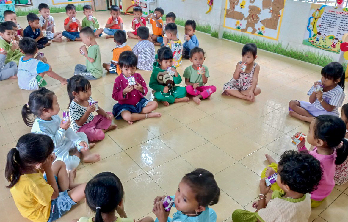 Khánh Hòa: Trẻ em mầm non dân tộc thiểu số, vùng đặc biệt khó khăn được uống sữa miễn phí 5 lần tuần - Ảnh 1.