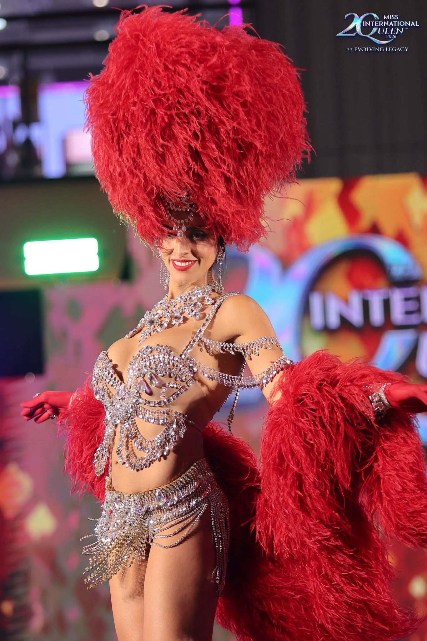Minh Anh mang mùa bướm Cúc Phương lên sân khấu Miss International Queen - Ảnh 12.