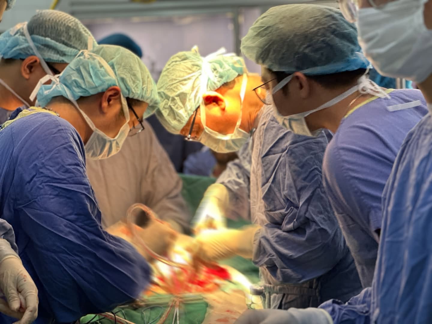 Người đàn ông phải cắt toàn bộ bàng quang vì chủ quan với triệu chứng đái ra máu - Ảnh 1.