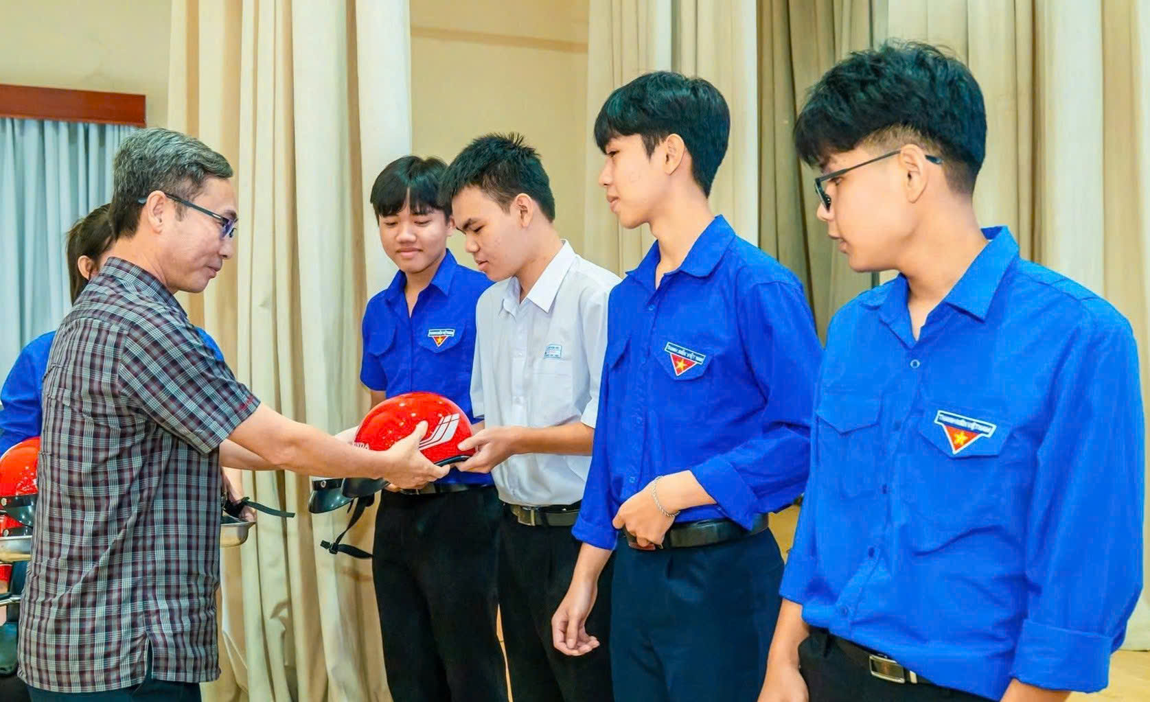 Truyền thông kiến thức pháp luật đến công nhân và kỹ năng số đến gần người dân - Ảnh 4.