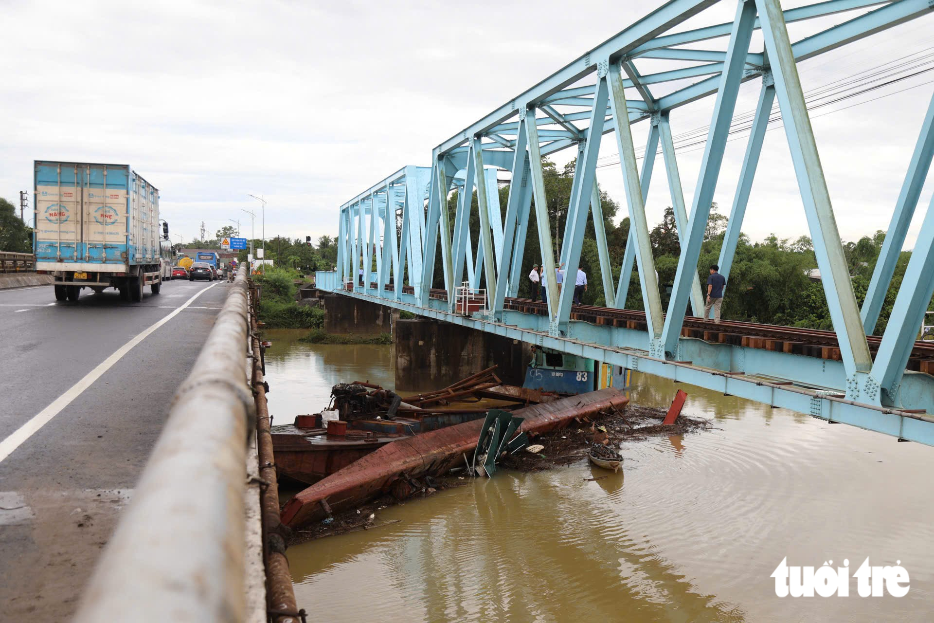 Tàu qua cầu đường sắt Mỹ Chánh 15km/h, dự kiến trục vớt 2 sà lan trong 4 ngày - Ảnh 7.