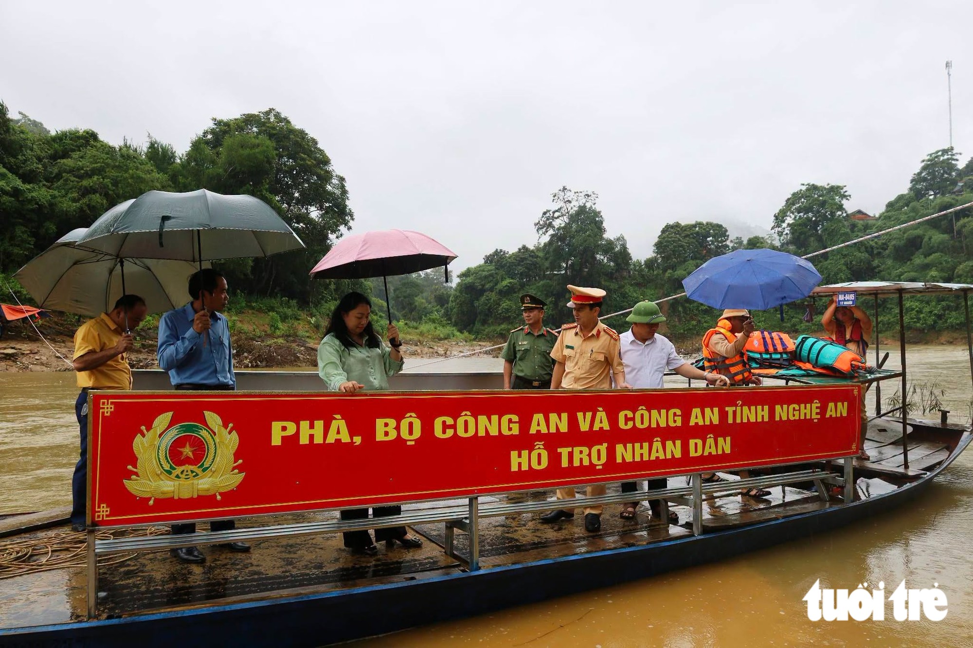Bộ Công an hỗ trợ thuyền cho xã miền núi có cầu bị lũ cuốn - Ảnh 1.