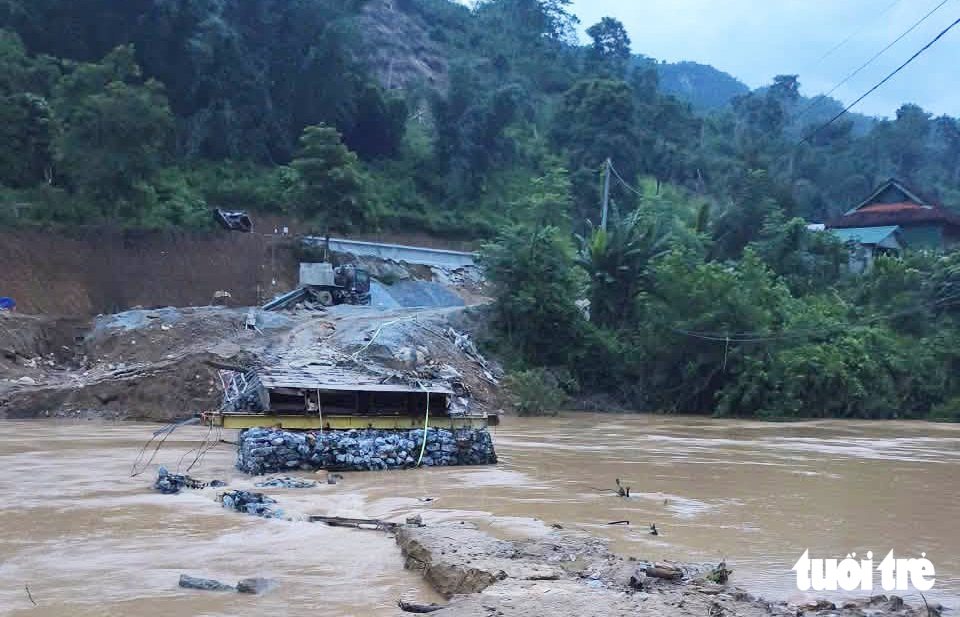 Bộ Công an hỗ trợ thuyền cho xã miền núi có cầu bị lũ cuốn - Ảnh 2.