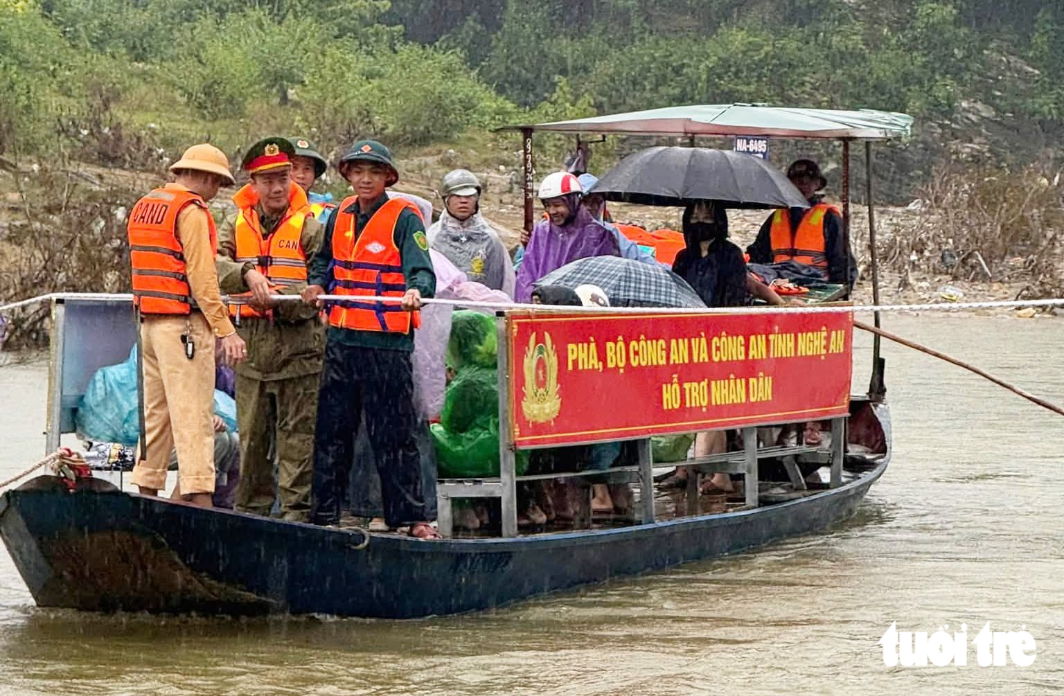 Bộ Công an hỗ trợ thuyền cho xã miền núi có cầu bị lũ cuốn - Ảnh 5.