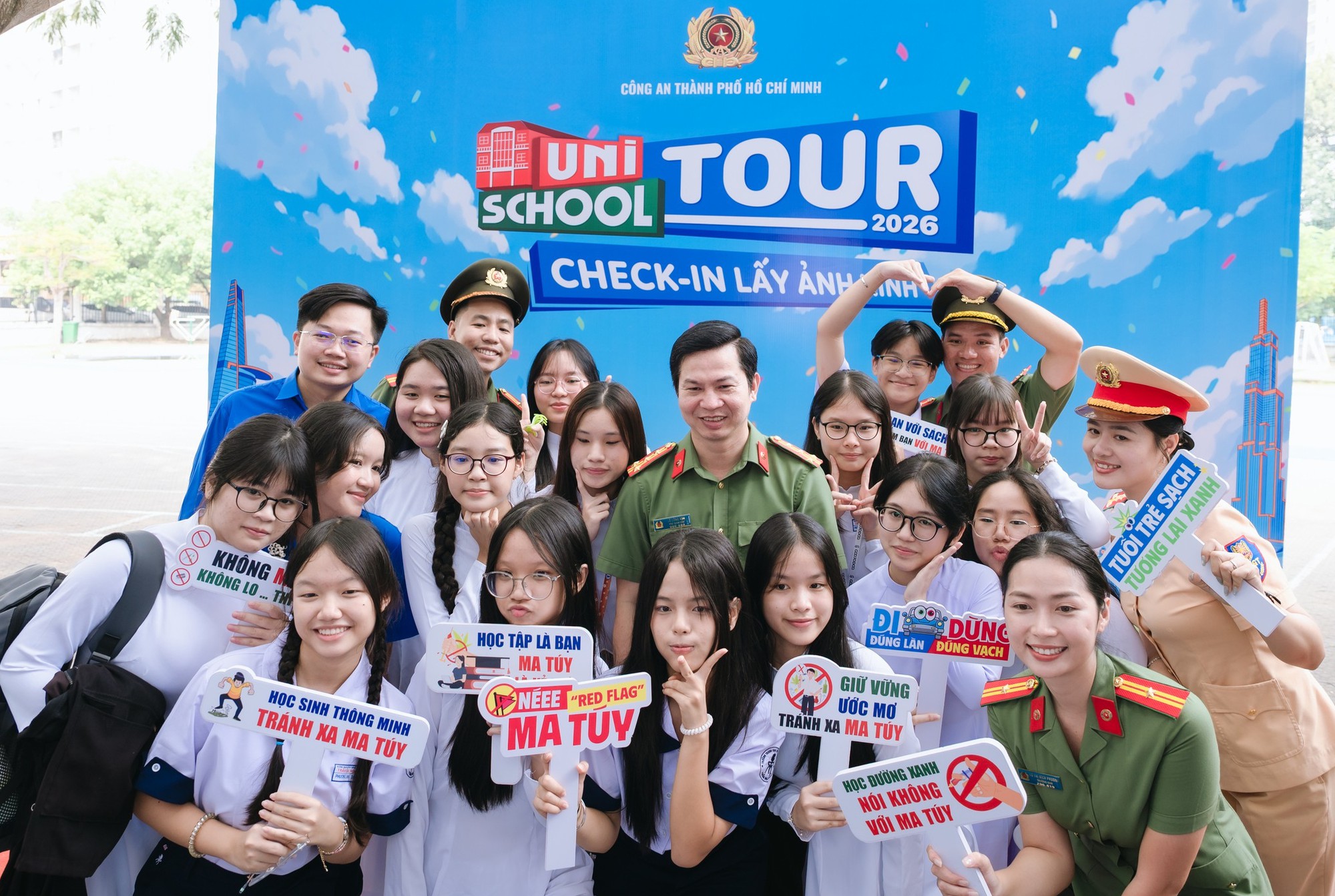 Học sinh, sinh viên TP.HCM nói không với 'phê' ma túy, 'phớt' luật an toàn giao thông - Ảnh 3.