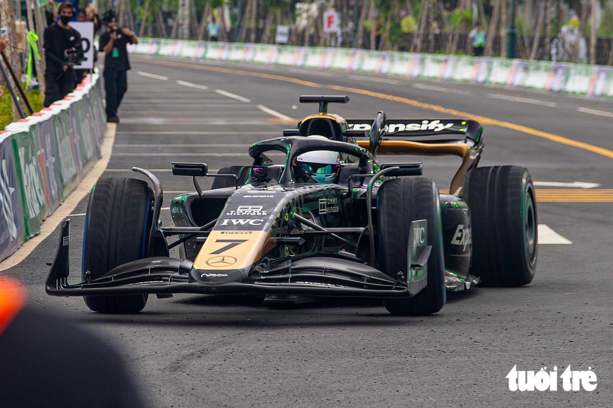 Xe đua APXGP của 'F1 The Movie' xuất hiện ở Việt Nam - Ảnh 10.