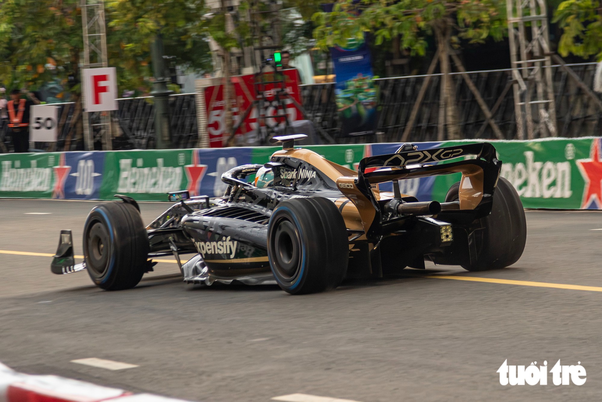 Xe đua APXGP của 'F1 The Movie' xuất hiện ở Việt Nam - Ảnh 11.